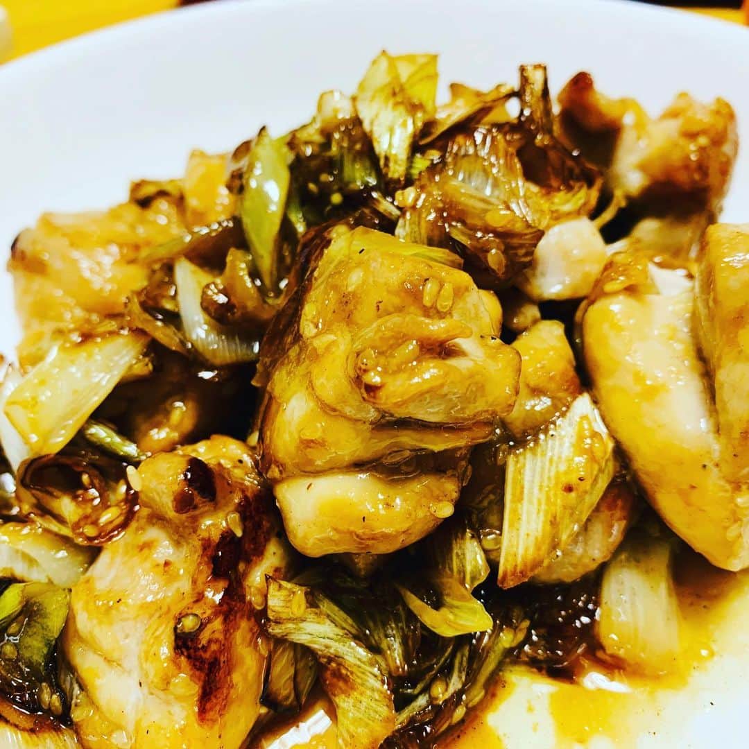 浜名ランチさんのインスタグラム写真 - (浜名ランチInstagram)「ネギでタレを作りましょう！ 鶏モモ肉がすごいジューシー #ネギダレ #鶏モモ肉 #夏だからさっぱりと #レシピはブログへ #ハルカラ #浜名ランチ #ハルカラ浜名おうちランチ #ピーラーの魔術師」6月5日 20時45分 - hamanaranch