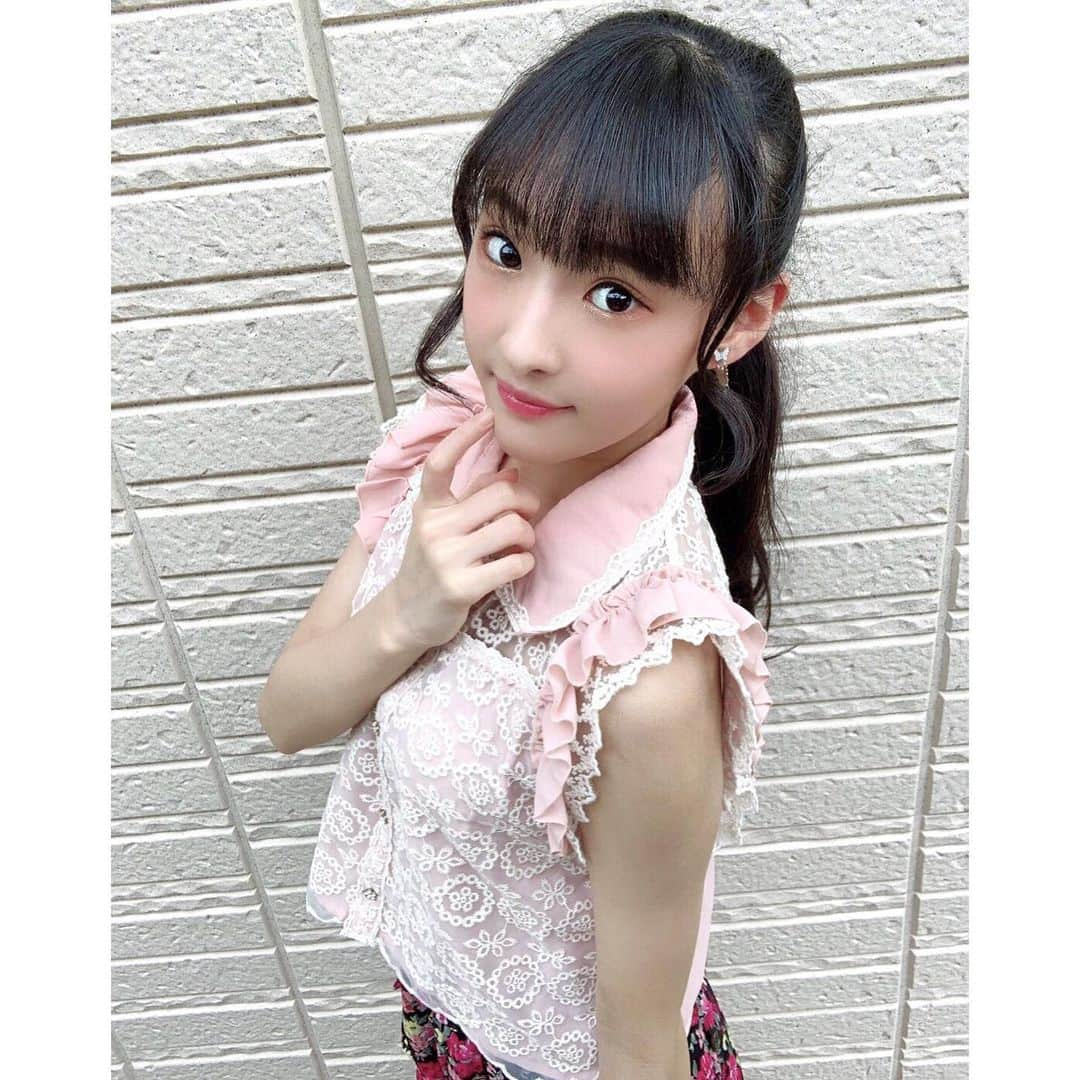 岡本怜奈さんのインスタグラム写真 - (岡本怜奈Instagram)「♡﻿ #フレアーパンツ コーデ💐💕﻿ ﻿ ‪フレアパンツは動きやすいし、‬﻿ ‪色んなシルエットになるお気に入りアイテム💖﻿ ﻿ ﻿ ✔️ 𝒕𝒐𝒑𝒔  #lizlisa (@lizlisa_official_japan)﻿ ✔️ 𝒔𝒂𝒏𝒅𝒂𝒍  #lena﻿ ✔️ 𝒆𝒂𝒓𝒓𝒊𝒏𝒈  #bubbles (@bubblestokyo)﻿ ♡﻿ ♡﻿ #岡本怜奈 #れなたん #nmb48 #たんたんコーデ﻿ #fashion #コーデ #花柄 #ポニーテール#happy #Instagood﻿ ﻿」6月5日 20時46分 - renatan1222