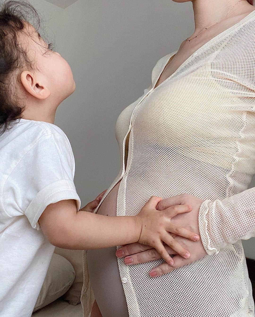 目見田早弥子のインスタグラム：「| I'm expecting!👶🏻🍑 今秋に子供がもうひとり増えます♡ 娘はおねえちゃんになるのが嫌らしく、 (おねえちゃんになると 私に抱っこしてもらえないと思ってる😂) 「あかちゃんになりたいな！」と言っていますが 生まれたらきっと自分がお世話したがるんだろうな💭 とはいえ、お腹に話しかけてくれたり 「あかちゃんうごいてる？」と聞いてきたり、 私の体調も気遣ってくれてとても頼りになる姉です🌿 待望の第二子、どんな子が出てくるかな.. 娘に似てるのかな..楽しみです🤍 ⠀ それにしても二人目は お腹大きくなるのが早すぎて😂 娘を抱っこすると大きなボールみたいな見た目🙃。。」