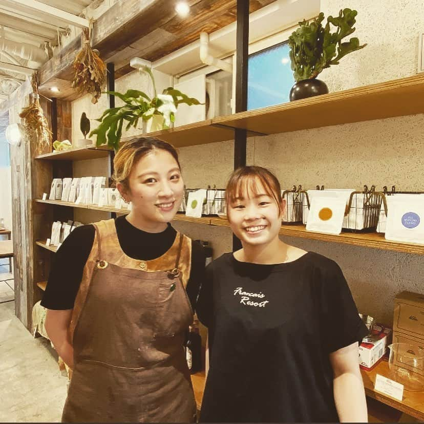 宮川紗江さんのインスタグラム写真 - (宮川紗江Instagram)「・ 打ち合わせの帰りちょこっとよったカフェで奇跡的に内山由綺ちゃんのお姉ちゃん、海帆ちゃんに会えました！  ほんとびっくりした😝😝 ここのお店のプリンめちゃくちゃ美味しかったです❤ 今度打ち合わせある時もよろーっと👍😊 #allseasonscoffee」6月5日 20時41分 - sae_gymnast_0910