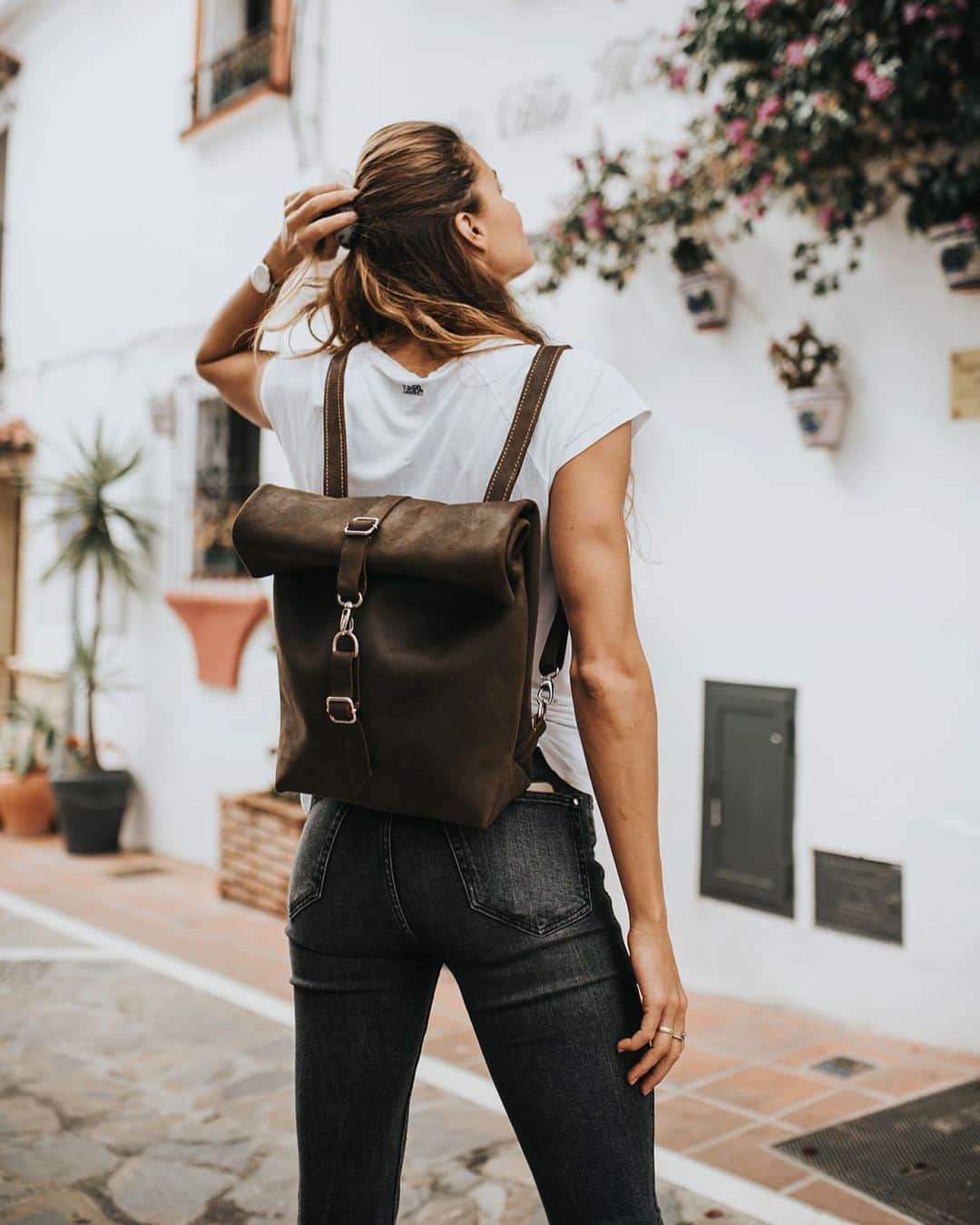 ズザンナ・ヤカボスのインスタグラム：「such a fun trip back then when we lost somewhere in Marbella . . . . . #marbella #marbellalife #marbellalifestyle #trip #traveler #travelgram #throwback #spain #fun #lostfiles #streetstyle #leather #handmadebag」