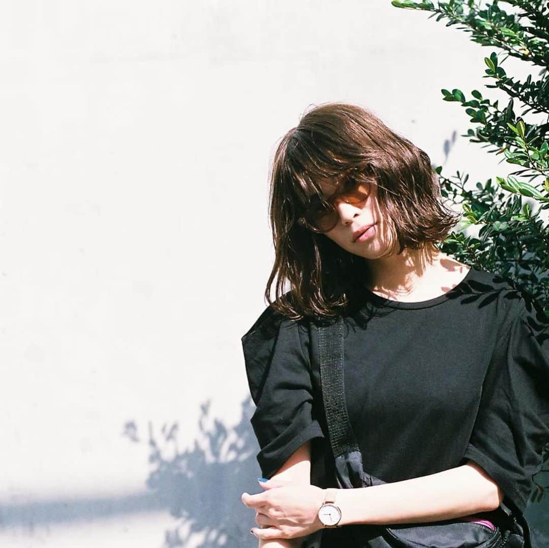 坂田梨香子さんのインスタグラム写真 - (坂田梨香子Instagram)「にねんまえのろくがつ  髪切るか伸ばすかいつもきまらない〜😭 のばしてるけどあついときりたくなる✂︎  #りかこーで」6月5日 20時43分 - rikakosakata_official