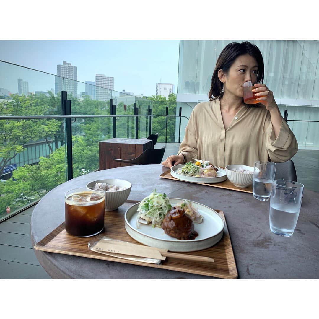 土井地恵理子さんのインスタグラム写真 - (土井地恵理子Instagram)「・ 表参道のGYLEの4階から。 屋上庭園と高層ビルのコントラストが綺麗で🌿 東京の空が澄んでる✨ ・ アウトサイドで 表参道の緑を眺めながらlunch&打ち合わせ。 それは気持ち良かった❤︎ ・ 地下に移転してきたCIBONEにも。 行きやすくなって嬉しい！ ・ まだ街には人が少ないね。 ・ ・ #gyle #表参道 #lunch #原宿 #cibone #美女と楽しみな企画を❤︎ @yoko__koike」6月5日 20時44分 - ericodoiji