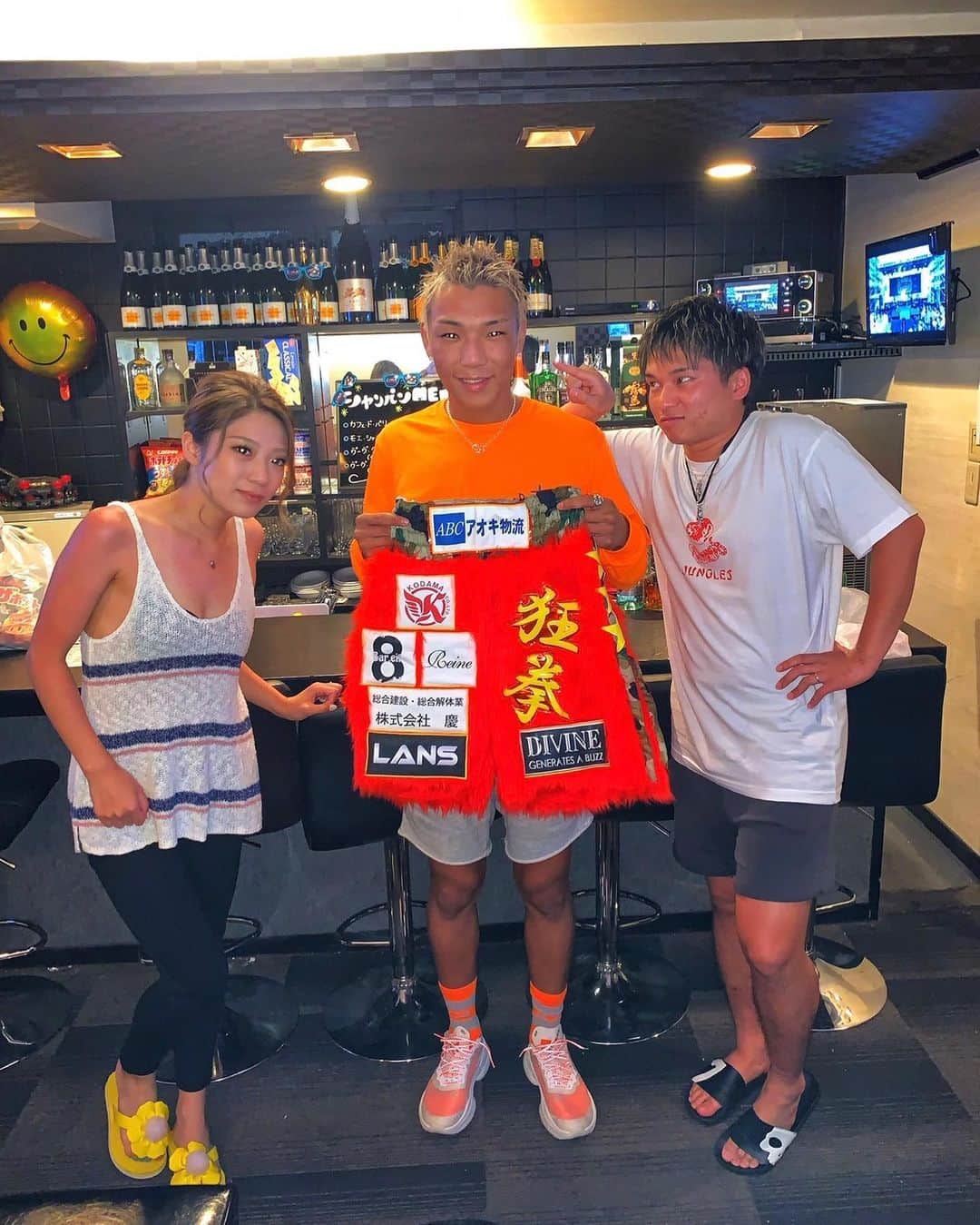 のインスタグラム：「. . .  スポンサーして下さってるbar8さん 1周年おめでとうございます㊗️ 試合も見に来てくれて感謝です！  5.6.7.日で周年してるので 皆んな飲み来てやー 俺も明日くらい顔出そうかなぁ  定員も皆んなおもろいし 楽しませてくれるよ👍🏽 トランクスも飾ってあるから 見て見て〜😁 大阪市住吉区我孫子3-5-20 五階BAR eightです  何卒宜しくな✌🏽 #関西#住吉#我孫子 #志ビル#BAR#エイト#8」