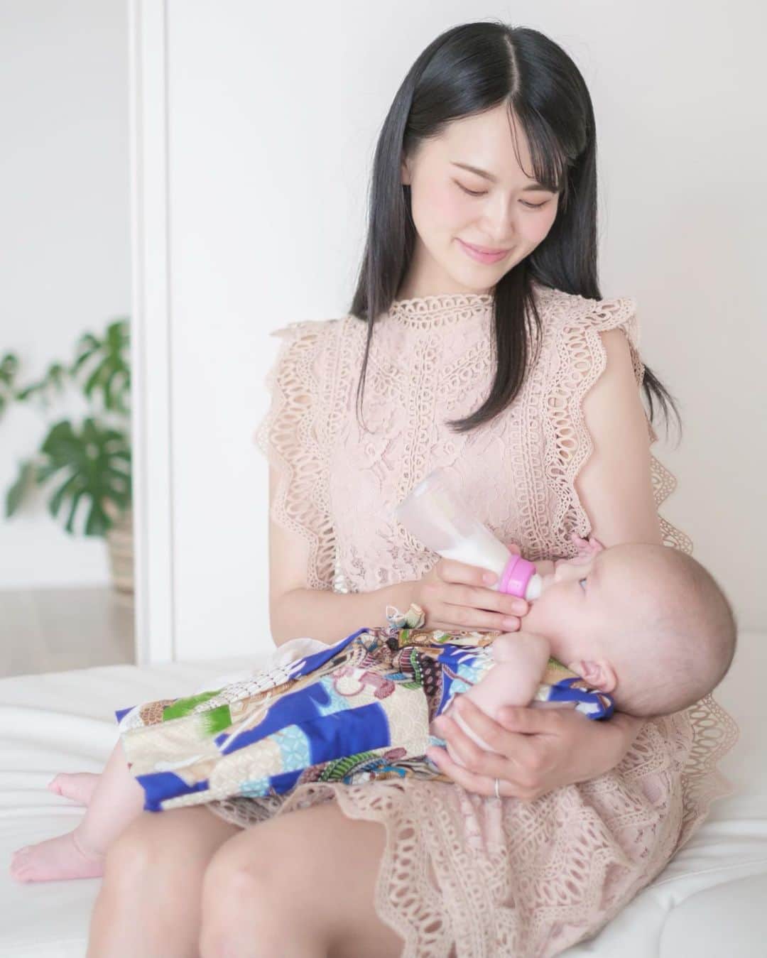 七尾エレナのインスタグラム：「お食い初めの日♡ 少しだけツーショットも 撮ってもらったからアップする📸 産まれて100日過ぎると すっかり喜怒哀楽が出てきて ほんとーに可愛い🥺💕 変顔すると爆笑してくれるw • #お食い初め #100日祝い」