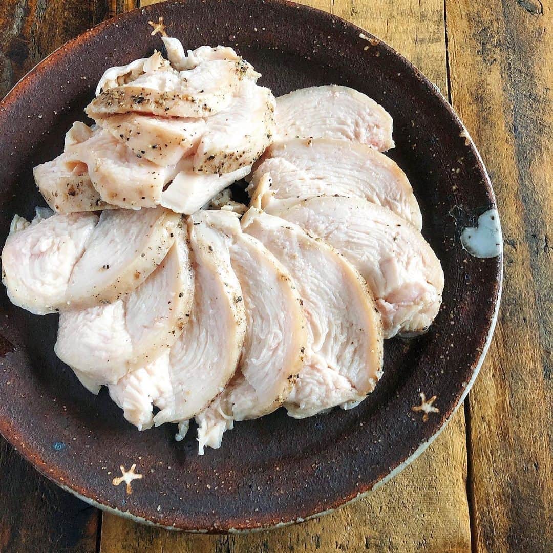 chaako ちゃあこのインスタグラム：「2020.6.5 * * 今日の晩御飯٩(๑❛ᴗ❛๑)۶ * ＊冷やし担々麺 ＊アスパラとカマンベールのおかか和え ＊鶏ハム ＊サラダ * 事情があり、別々の写真です。 事情って大した事ないけど(笑) * 今シーズン初の冷やし担々麺。 冷やし中華は人知れず、もう始めてます(￣m￣*) もう2回くらいしたかな。 * 今日の冷やし担々麺は簡単バージョン。 肉味噌作って、葱乗せただけ(*･∀･)ﾉ 麺とスープは市販のやつ♡ * 肉味噌は見た目よりも辛いです。 あ、激辛です(* ´艸｀) スープには辣油もね。 * アスパラとカマンベールのおかか和えは、ストーリーにも載せた通り、セーラさんのレシピ。 @se_ra0227 * セーラさんのレシピ、絶対ハズレがない！ 作りたい、真似したいものばかりです(๑′ᴗ‵๑) * そして鶏ハム！ 今日早速、低温調理器を使って作りました。 厚みがある鶏胸肉だったので、時間長めで。 下味は塩、黒胡椒のみ。 * 初めてだけど美味しく作れましたよー♡ すっごく柔らかくて、しっとり優しい感じ。 これは美味しいわー(*≧∀≦) * 今日はシンプルにそのままで食べて、サラダにも乗せて。サラダの写真、撮り忘れましたが(ﾉ∀｀) * 旦那はマヨつけて「うまっ！」って何度も言いながら食べてましたよ。 * 明日はローストビーフ、作ろうかなー。 * * * 最近23時までには寝る様にしてるから… もう眠いです…（´-`）.｡oO * * *」
