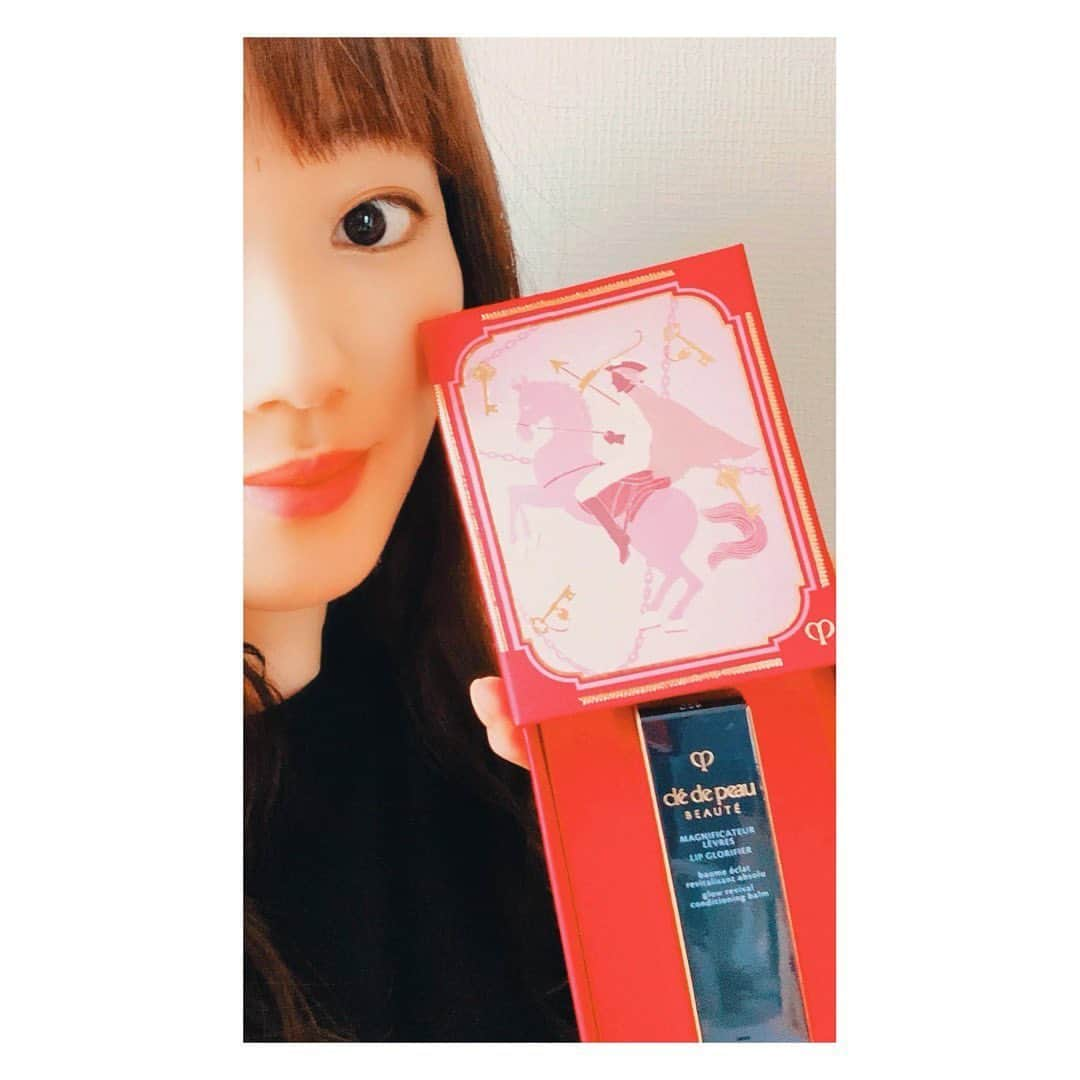 愛白もあさんのインスタグラム写真 - (愛白もあInstagram)「.﻿ かわいー！﻿ こんな箱に入って貰いました♡﻿ ﻿ クレドポーの口紅💄﻿ 私口紅大好きなんですよーー‼︎‼︎﻿ 気になるのがあったら、すぐ欲しくなる。﻿ 口は１つしかないのに…﻿ 三色あるみたいで、あー、全種類ほしいです！！﻿ ﻿ スキンケアティントバームで、毎日つけるほど唇ケアに良いそうです♫﻿ 色は付きすぎず自然で、しっかり潤い、すごくいい感じです♡  マスク取れる日が待ち遠しいなぁ。 ﻿ ﻿ #クレドポーボーテ #マニフィカトゥールレーブルn #口紅 #リップ ﻿ #レッド #ペパーミントの香り」6月5日 20時48分 - aishiro_moa