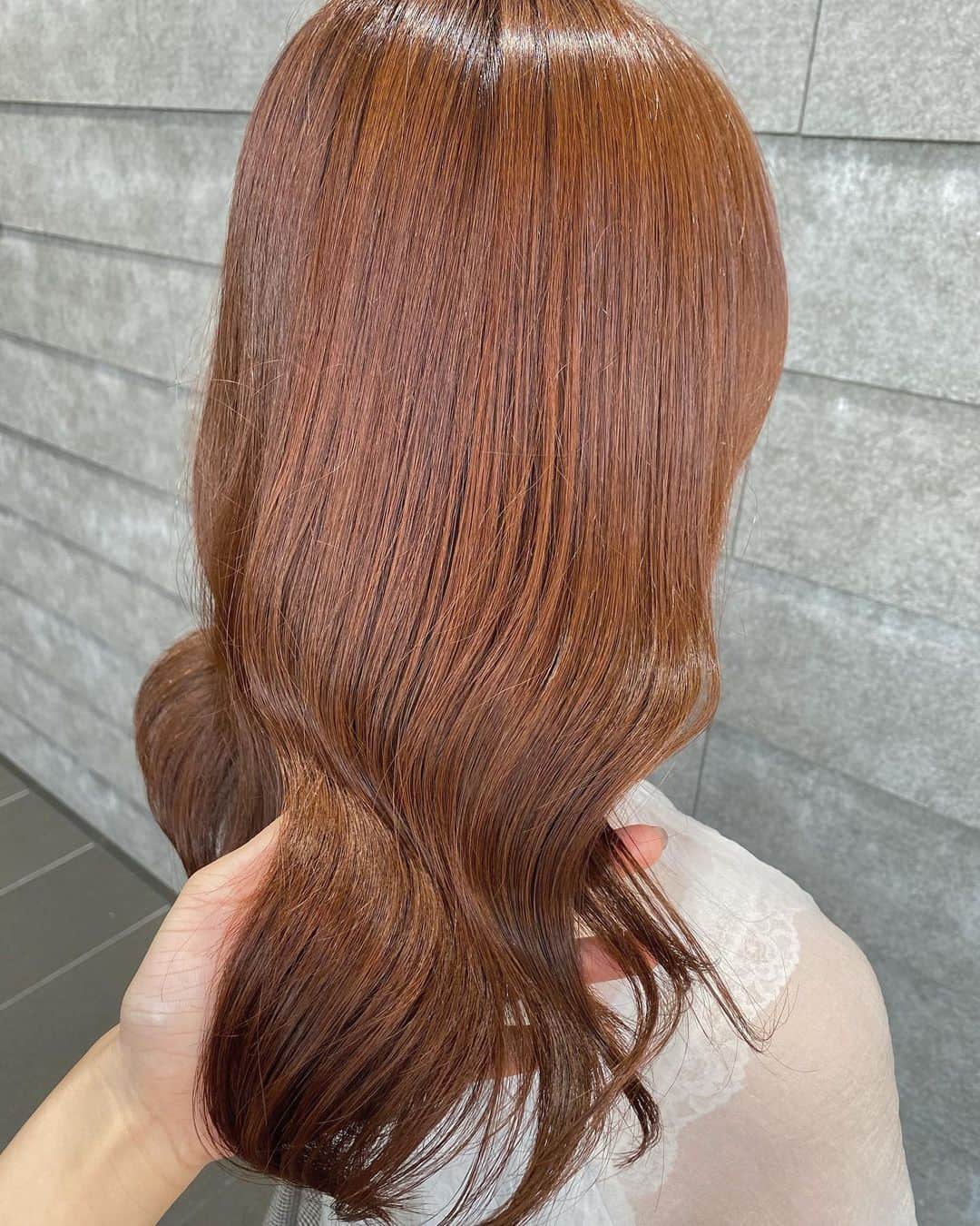 仲村和泉のインスタグラム：「New hair color🍊﻿ ﻿ 自然光に当たるとオレンジ感出るけど室内だと自然で可愛い♡﻿ ﻿ #ヘアカラー #haircolor #オレンジブラウン」