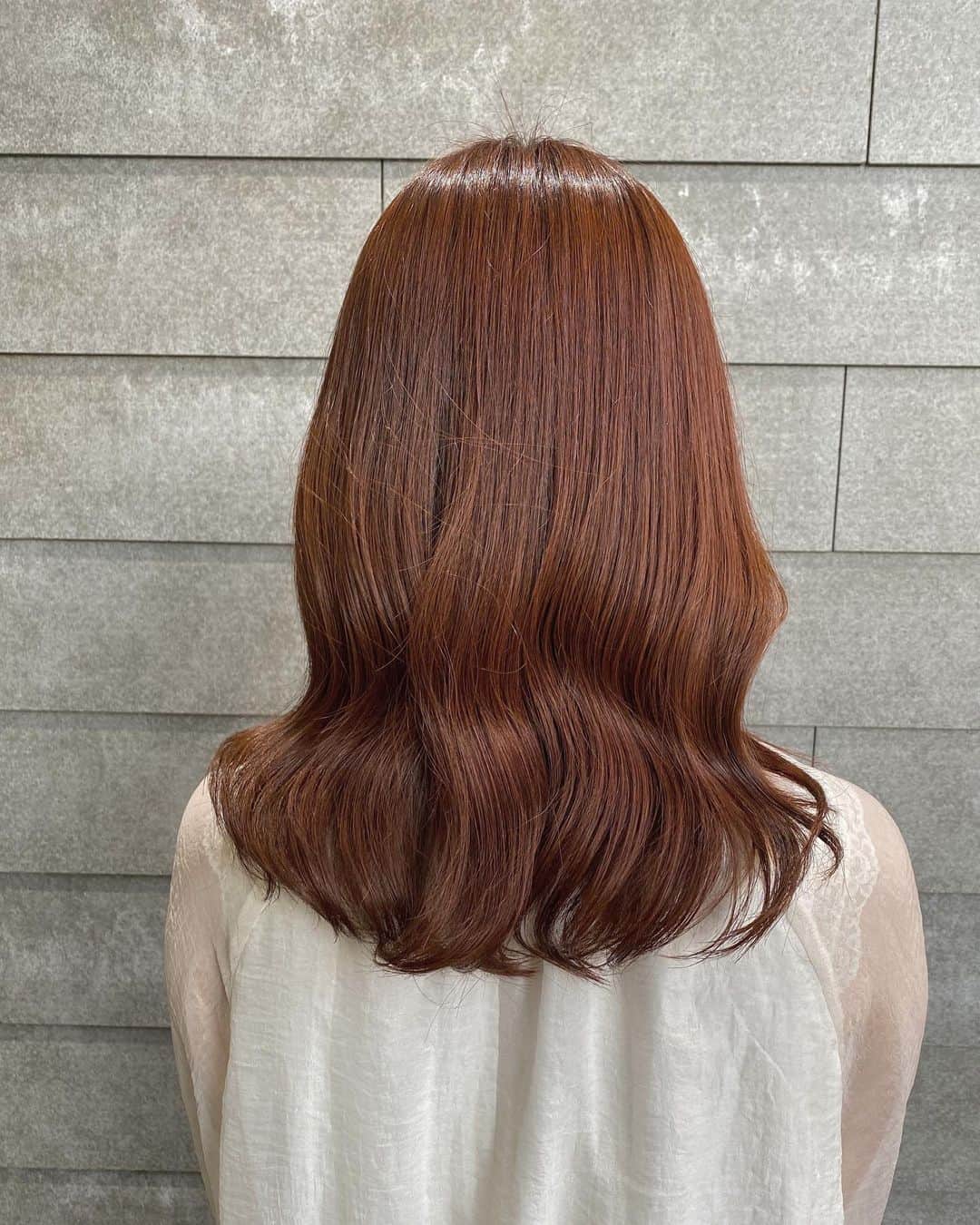 仲村和泉さんのインスタグラム写真 - (仲村和泉Instagram)「New hair color🍊﻿ ﻿ 自然光に当たるとオレンジ感出るけど室内だと自然で可愛い♡﻿ ﻿ #ヘアカラー #haircolor #オレンジブラウン」6月5日 20時51分 - izurin_0315