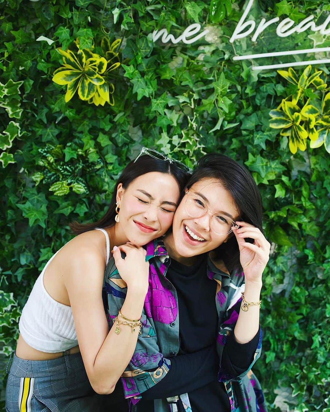 ソニアのインスタグラム：「HAPPY BIRTHDAY @thebroadwalk!!! I have a lot of Gemini friends I know 🤪♊️ We should be coasting through the south of France now and stopping by Tomorrowland which we were planning for the longest time... BUT WE GOT OUR EYE ON 2021!!! Thank you for being such an incredible friend, for being my rock and my confidant. Love you!  P.S. last pic was from earlier today when I tried to surprise her with a special delivery 🤣」