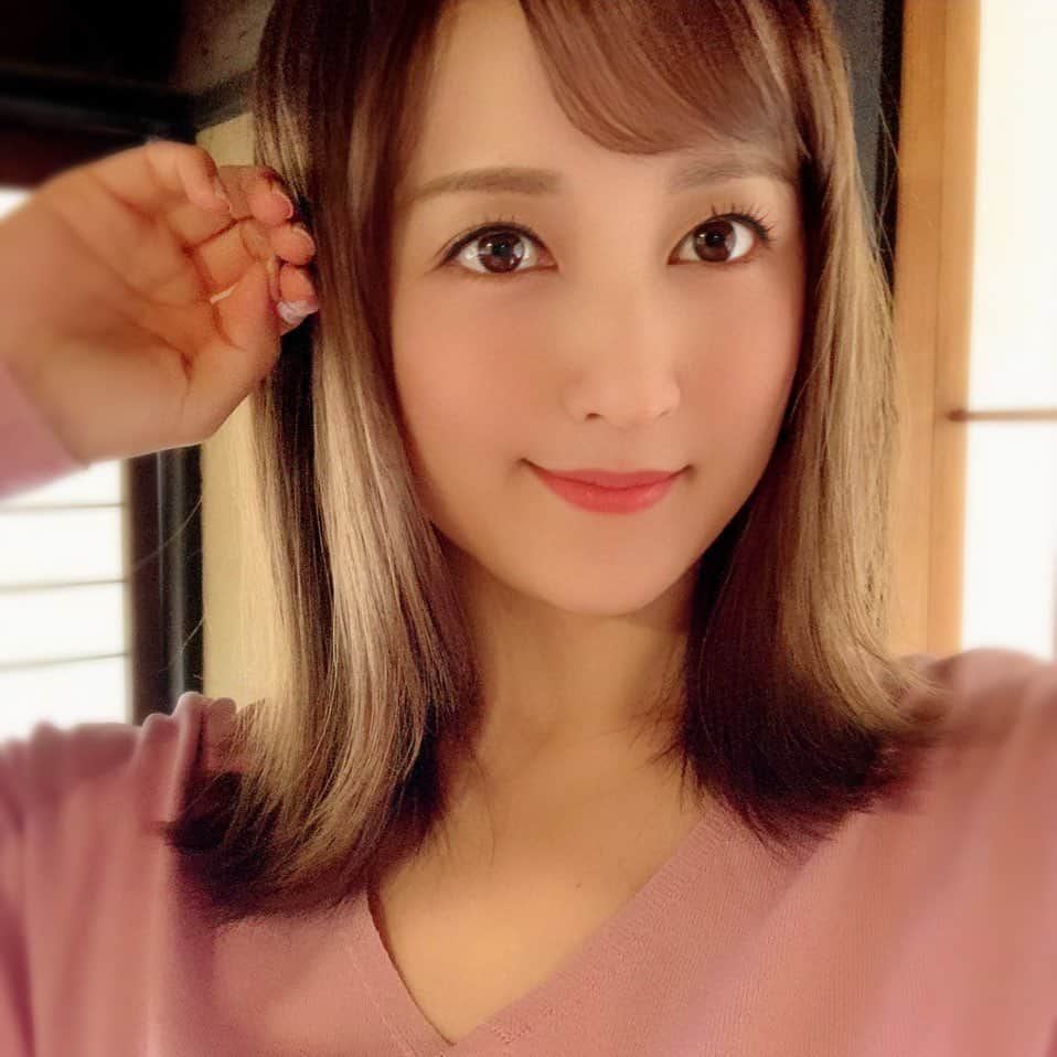 小松彩夏さんのインスタグラム写真 - (小松彩夏Instagram)「﻿ 【出演情報‼️】﻿ ﻿ 岩手県の交通災害共済の﻿ CM・広告に出演しています📺✨﻿ ﻿ 撮影はまだ肌寒い時期の﻿ 岩手県の遠野市で行いました😊✨﻿ ﻿ 撮影終わりに大好きな﻿ ジンギスカンのお店『あんべ』さんへ🥩﻿ ﻿ 『あんべ』大好きなんです😍❤️﻿ ﻿ 以前、ロケでも何度か行っていて﻿ 私のサインと写真も飾ってあります📝(笑)﻿ ﻿ 変わらずとーーーっても﻿ 美味しかったです😍‼️﻿ ﻿ 岩手県交通災害共済のチラシは県内ほとんどの世帯に配られているみたいなので、私を見つけたら是非報告お待ちしてまーす‼️(笑)﻿ ﻿ #地元 #岩手 #岩手県 #故郷 #岩手宣伝隊長 #iiiwate #あんべ #ジンギスカン #food #yummy #美味しい #コマログ﻿ ﻿ ﻿」6月5日 20時55分 - official_ayaka_502