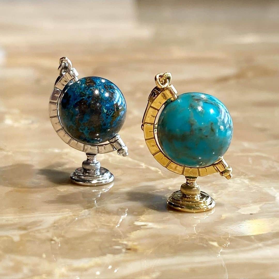 稲木ジョージのインスタグラム：「Globe charm for @milamorejewelry 🌍 Because we are all one ☝🏿☝🏾☝🏽☝🏼☝🏻☝️❤️Learn to listen, help and love 🥰」
