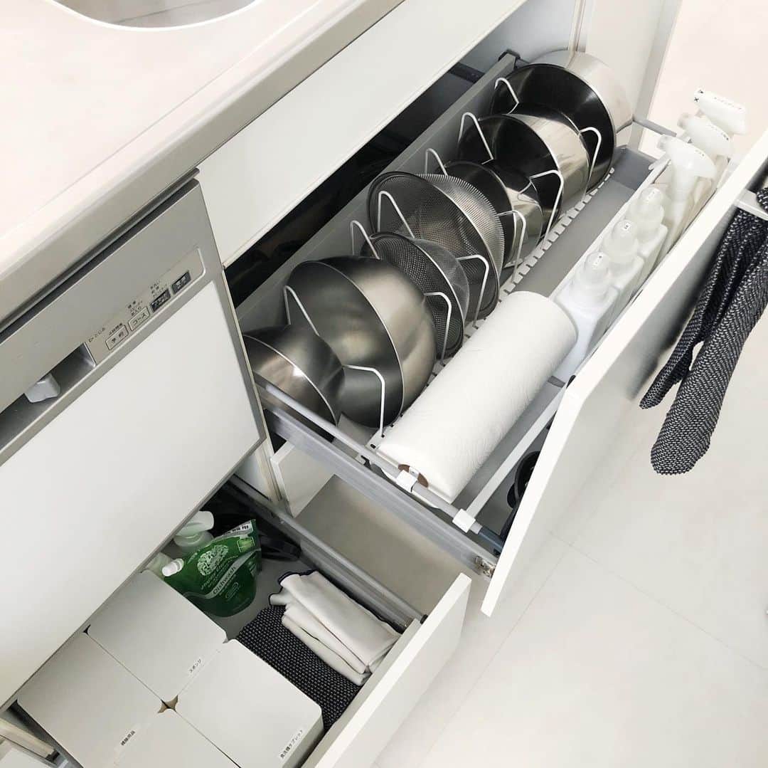のインスタグラム：「2020.6.5  久しぶりに全出ししてキッチンの大掃除しました！  3カ月前にしたんですが、ステイホーム中は家族もキッチンを使う頻度が高くなるので、やっぱり汚れるスピードが早いですよね😅  全出ししながら、見直しも出来てめちゃくちゃスッキリしました😆  全部開けた図撮ったけど、分かりにくいw  全ての扉を開けても綺麗にしたい！と、日々美的収納について考えています✨  やっぱり色が揃ってたり、スッキリ見える美的収納が好きっ❣️ その方が、綺麗に保ちたいというモチベーションにも繋がるし♪  ただ見た目だけじゃなく使い勝手も追求し、文武両道ならぬ、美的快適収納を目指しております笑  ブログに更に詳しく書いておりますので、宜しければご覧下さい🙏  ストーリーズからも飛べるようにしておきます✨  #kitchen#kitchenorganize#organize  #キッチン#キッチン収納#キッチンインテリア #収納#整理収納#収納アイデア#カップボード#整理収納アドバイザー#インテリアコーディネーター」