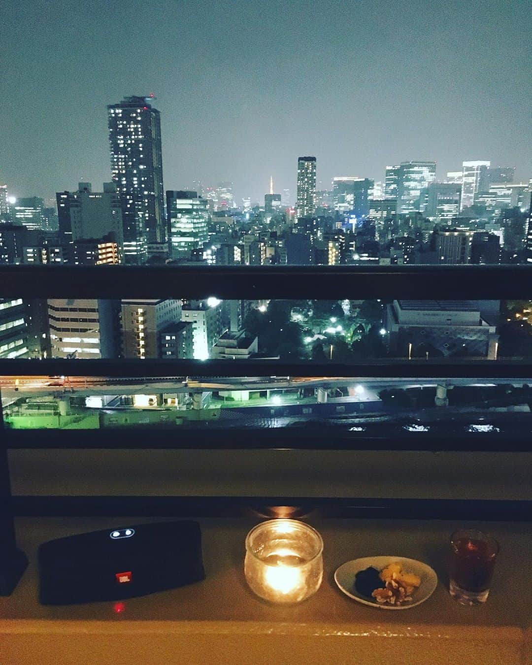 猫沢エミさんのインスタグラム写真 - (猫沢エミInstagram)「ハイ、もう今日はアップ。 天空猫バー《ニャンパラリン》オープン。  しかし、真城姐とおそろのJBLほんっと快適。にゃんフラのリモートレッスンでも活躍している。  酒には音楽。  肴よりも、私には大切なもの。  #東京下町時間　#トレンディードラマ的ある意味古すぎるアーバン夜景😂」6月5日 20時57分 - necozawaemi