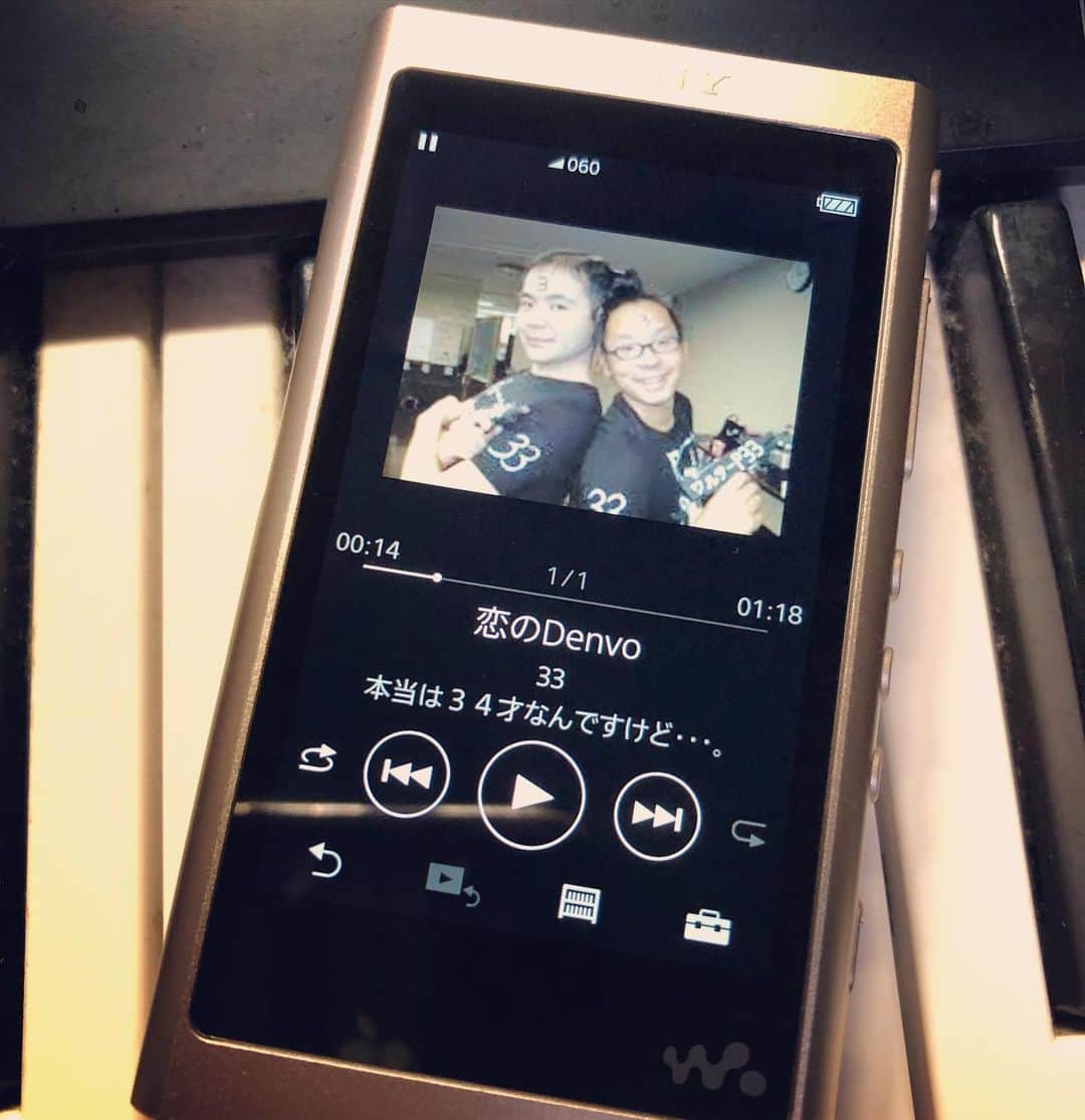 オカノアキラのインスタグラム：「iPodがいよいよiTunesで認識されない様になったんで数十年ぶりにSonyのWalkman買いました！それも成金趣味の金色。今この時期こそ経済回していこう！これでiPod聞いてて「何聞いてんの？」ととっさに聞かれて思わず「ウォークマン！」っ言ってしまっても本当にウォークマン聞いてるのでもう恥ずかしい事なんてみぢんもありません。かつてのソニー神話よもう一度！it’s a Sony!#やっぱり一年で壊れるんかな？#無駄遣い #通販 #データ転送物凄く簡単 #案外充電切れるの早い#20年前の写真恥ずかしい❓ #iPhoneで音楽聞くの嫌い#音楽専用ストレージ持ってこそ#癖がある」