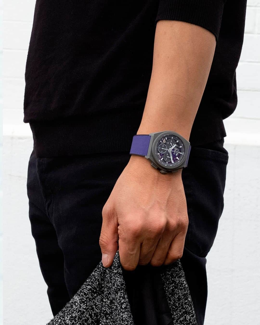 ゼニスさんのインスタグラム写真 - (ゼニスInstagram)「#Ultraviolet: The combination of a muted matte titanium case with a striking violet movement makes the DEFY 21 Ultraviolet stand out yet remain stealthy.  #Zenith #ZenithWatches #Watches #Watch #Watchesofinstagram #Watchfam #WatchoftheDay #Luxury #WatchAddict #Watchcollector #Horology #DailyWatch #ElPrimero #Chronograph #Defy21」6月5日 21時00分 - zenithwatches