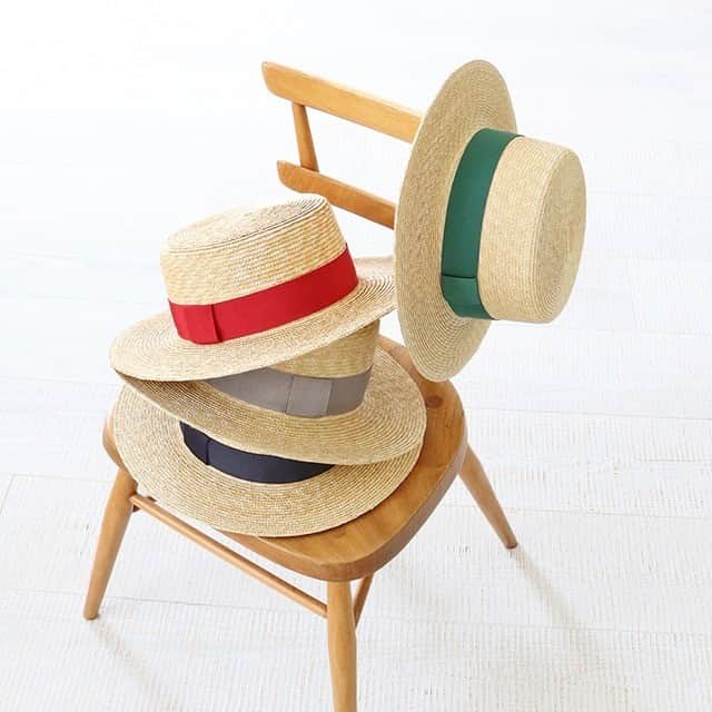 キナリノさんのインスタグラム写真 - (キナリノInstagram)「. ＼キナリノモール／NAPRON｜STRAW BRADE KANKAN . －－－－－－－－－ 経年変化も楽しみな、シンプルで合わせやすい麦わら帽子 . NAPRONオリジナルの麦わら帽子。ファッション性と作業性を考慮し、従来のカンカン型から、つばをやや広めにアレンジされています。 日光を浴びることで、麦の色が飴色に変化していく様も楽しめるところも魅力のひとつ。内側には、アジャスターが付いているため、お好みのフィット感に調整していただけます。 ボリュームのあるワンピースやパンツなどとも相性が良く、コーディネートのポイントになってくれますよ♪ カラーは、レッド、グリーン、グレー、ネイビーの4色をご用意しました＊ . －－－－－－－－－ https://kinarino-mall.jp/item-52347 . . ▶画像をタップすると詳細情報をご覧いただけます。 . ▶プロフィールの「インスタ掲載」ボタンから、ご紹介商品をまとめてご覧いただけます。→@kinarino_official . ▶キナリノアプリでも販売中！ 「お買いもの」→「インスタグラム掲載アイテム」 ※ダウンロードはプロフィールリンクから→@kinarino_official . . #キナリノモール #キナリノ #丁寧な暮らし #暮らし #帽子 #ハット #麦わら帽子 #カンカン帽 #紫外線対策 #ナチュラル #アウトドア #STRATOBee #NAPRON #hat #Strawhat #outdoor #fashion #fashionista #coordination #simple #ootd #instafashion .」6月5日 21時00分 - kinarino_official