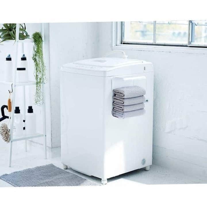 smarbyさんのインスタグラム写真 - (smarbyInstagram)「見せる収納！ ISETO(イセトウ)のタオルホルダーです。 . 毎日使うタオルは、取り出しやすいところへ収納しておくのが一番。 ストックしたタオルを、そのままサッと取り出せます。 . 冷蔵庫・洗濯機などの側面に取り付けておけば、とても便利です！ . 洗面所やトイレの壁面に、マグネットもしくはネジで、カンタンに取り付けができます。 . 厚みにもよりますが、タオル約7～10枚が収納可能です！ . . #見せる収納 #ライフスタイル雑貨 #タオルホルダー #タオル収納 #マグネット収納 #おうち時間 #おうち時間を楽しむ #smarby #スマービー #子供服通販 #子供雑貨 #ポイント10倍 #sale開催中 #毎日がセール価格 #クーポン配布」6月5日 21時01分 - smarby_official