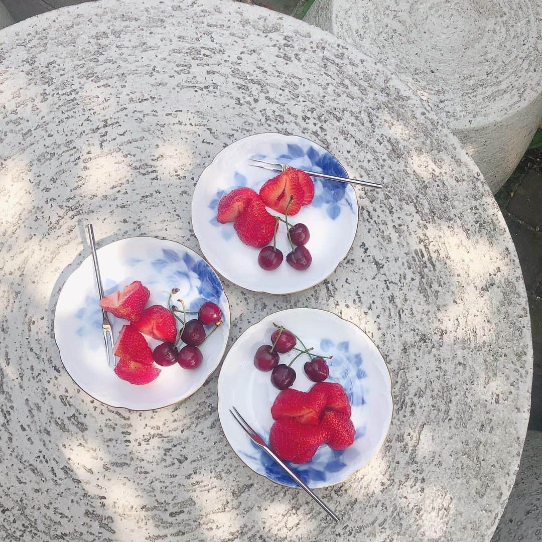 末井櫻子のインスタグラム：「． ． ． おばあちゃん家のお庭でゆったり過ごす時間がすき🍒」