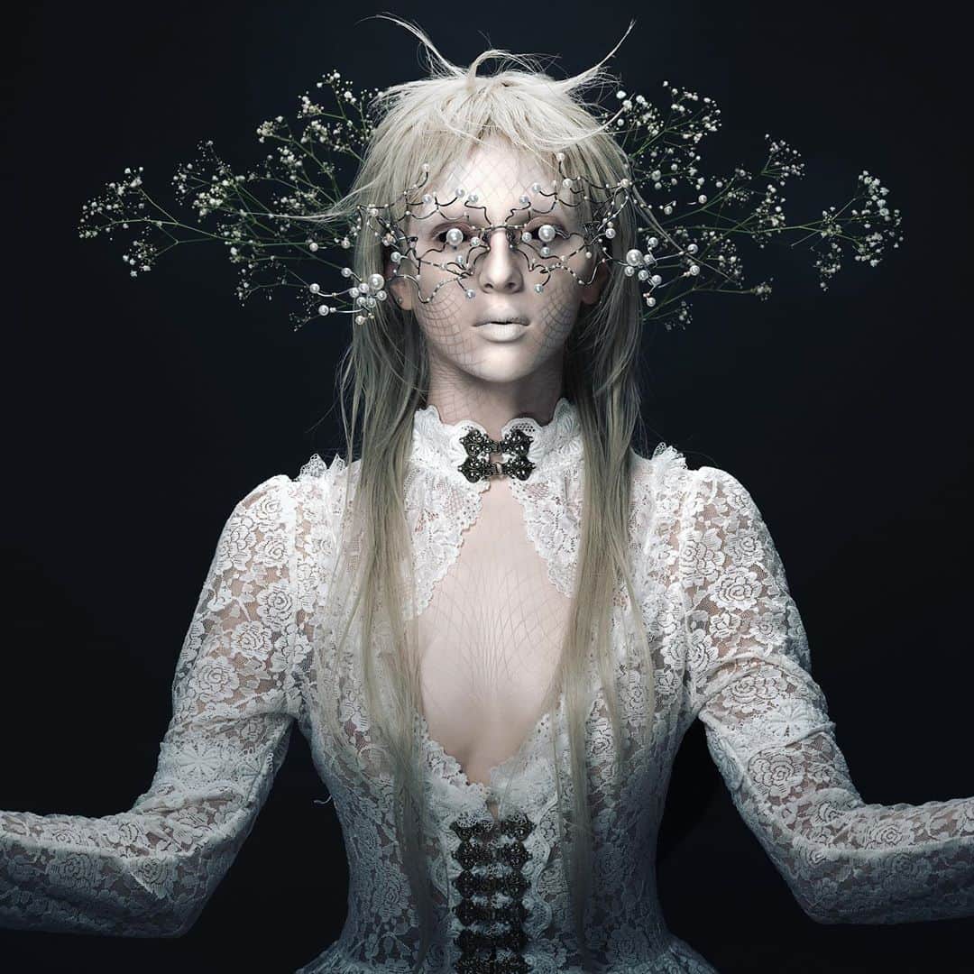 のインスタグラム：「New collaboration work! ． Face paint & Makeup : #amazing_jiro Model : Yulia Shur @s_h_u_r Hair & Eye wear : Ken (UR DELTA) @ken.ur.delta Flower : Daisuke Shimura @daisuke_shim  Photo : Youhei Kodama @kodamax_photo ． Studio : KAMEIDO STUDIO @kameidostudio.tokyo  #facepaint #bodypaint #bodypainting #paint #makeup #hair #flowers #flower #flowerart #dress #lenses #contactlens #dark #darkbeauty #darkart #darkportrait #art #artwork #artist #collaboration #フェイスペイント #ボディペイント #メイク #ヘア #花  #フラワー #アート #作品 #コラボ」