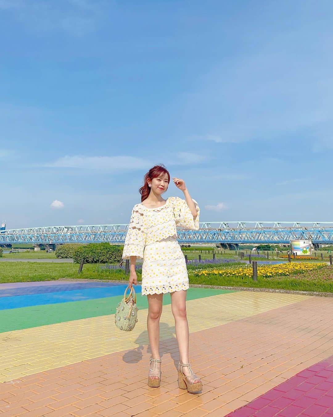 tomomi ❤︎ よしはしともみ ❤︎さんのインスタグラム写真 - (tomomi ❤︎ よしはしともみ ❤︎Instagram)「. . カラフルなレインボー🌈スポット💛 . 北千住にある🏳️‍🌈 #虹の広場 🏳️‍🌈に行ってきた〜💐 色々検索してたらこんな可愛いところを発見してしまって 久しぶりにテンション上がったな🕊🌸 . このスポットは河川敷にあって なんかほのぼのしてて最高だった〜 ゆっくりな時間過ごせてヒーリング🌿 . 最近暑すぎて困っちゃうね！！！ このコーデはYouTubeの毎日コーデにも載せますっ👙🌼 今日も更新したからみてみてねっ🌈 . #photogenic #rainbow #ootd #kitasenju #zara #honeymihoney #honeysalon #photogenicspot #北千住 #荒川河川敷 #荒川 #虹の広場 #レインボースポット #レインボー #フォトジェニックスポット #フォトジェニック #フォトスポット #フォトスポット巡り #コーデ #パンジー柄トップス #夏コーデ #ポニーテール #ザラ #花柄セット #ハニーサロン #ハニーミーハニー #シトロンビジュー」6月5日 21時08分 - tomomi_yoshihashi