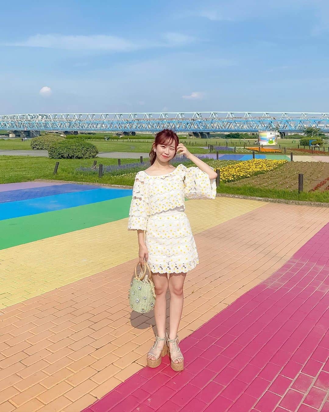 tomomi ❤︎ よしはしともみ ❤︎さんのインスタグラム写真 - (tomomi ❤︎ よしはしともみ ❤︎Instagram)「. . カラフルなレインボー🌈スポット💛 . 北千住にある🏳️‍🌈 #虹の広場 🏳️‍🌈に行ってきた〜💐 色々検索してたらこんな可愛いところを発見してしまって 久しぶりにテンション上がったな🕊🌸 . このスポットは河川敷にあって なんかほのぼのしてて最高だった〜 ゆっくりな時間過ごせてヒーリング🌿 . 最近暑すぎて困っちゃうね！！！ このコーデはYouTubeの毎日コーデにも載せますっ👙🌼 今日も更新したからみてみてねっ🌈 . #photogenic #rainbow #ootd #kitasenju #zara #honeymihoney #honeysalon #photogenicspot #北千住 #荒川河川敷 #荒川 #虹の広場 #レインボースポット #レインボー #フォトジェニックスポット #フォトジェニック #フォトスポット #フォトスポット巡り #コーデ #パンジー柄トップス #夏コーデ #ポニーテール #ザラ #花柄セット #ハニーサロン #ハニーミーハニー #シトロンビジュー」6月5日 21時08分 - tomomi_yoshihashi