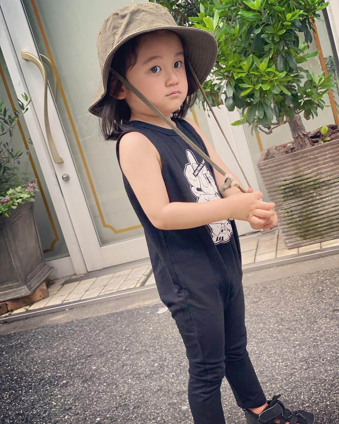 Saki さんのインスタグラム写真 - (Saki Instagram)「笑いが伝染したら良いな❤️ #ゲラ　#母似 #ママ似　#笑い声  ハムスター動画にこんなに #大爆笑　したり、 絶妙なバランス感覚でTVを 真剣は顔で見たり 面白いなぁこの人は🤣  #3歳 #3歳1ヶ月 #生後37ヶ月  #谷口じょあん #恕空 #親バカ #男の子 #男の子ママ #息子　#キッズ  #ママリ #ベビフル #コドモノ #キッズモデル #ロン毛男子 #kids  #myson #mama #mamalife  #kidsphoto #kidsfashion」6月5日 21時10分 - saki1011