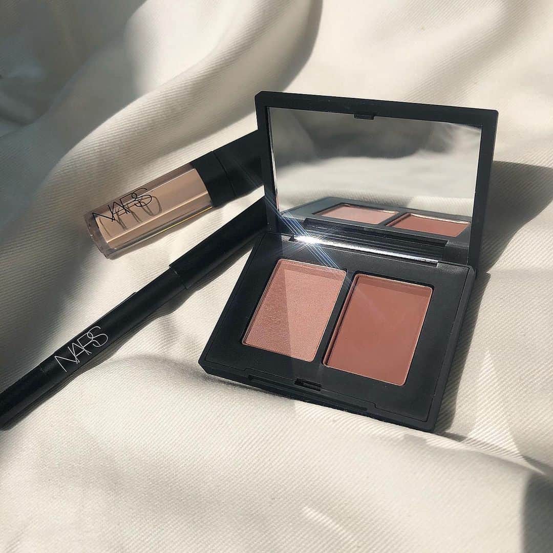 のインスタグラム：「#nars #ナーズ　#カスタムマイデュオ #narspartner  大好きでたくさん集めてしまう　@narsissist  アイシャドウ全77色から好きなカラーを選んで 自分だけのアイパレットが作れるよ🌷 夏のキラキラも可愛いけど、最近はマットな気分だったので ・Cabo San Lucas 5310・New york 5320  この2色をセレクトしました。 今日からNARSの店舗・公式サイトでアイシャドウ2色と スマッジプルーフアイシャドウベースを購入すると コンシーラーかアイライナーがもらえるそうですよ☺️ ミニサイズなので持ち運びにぴったり！」