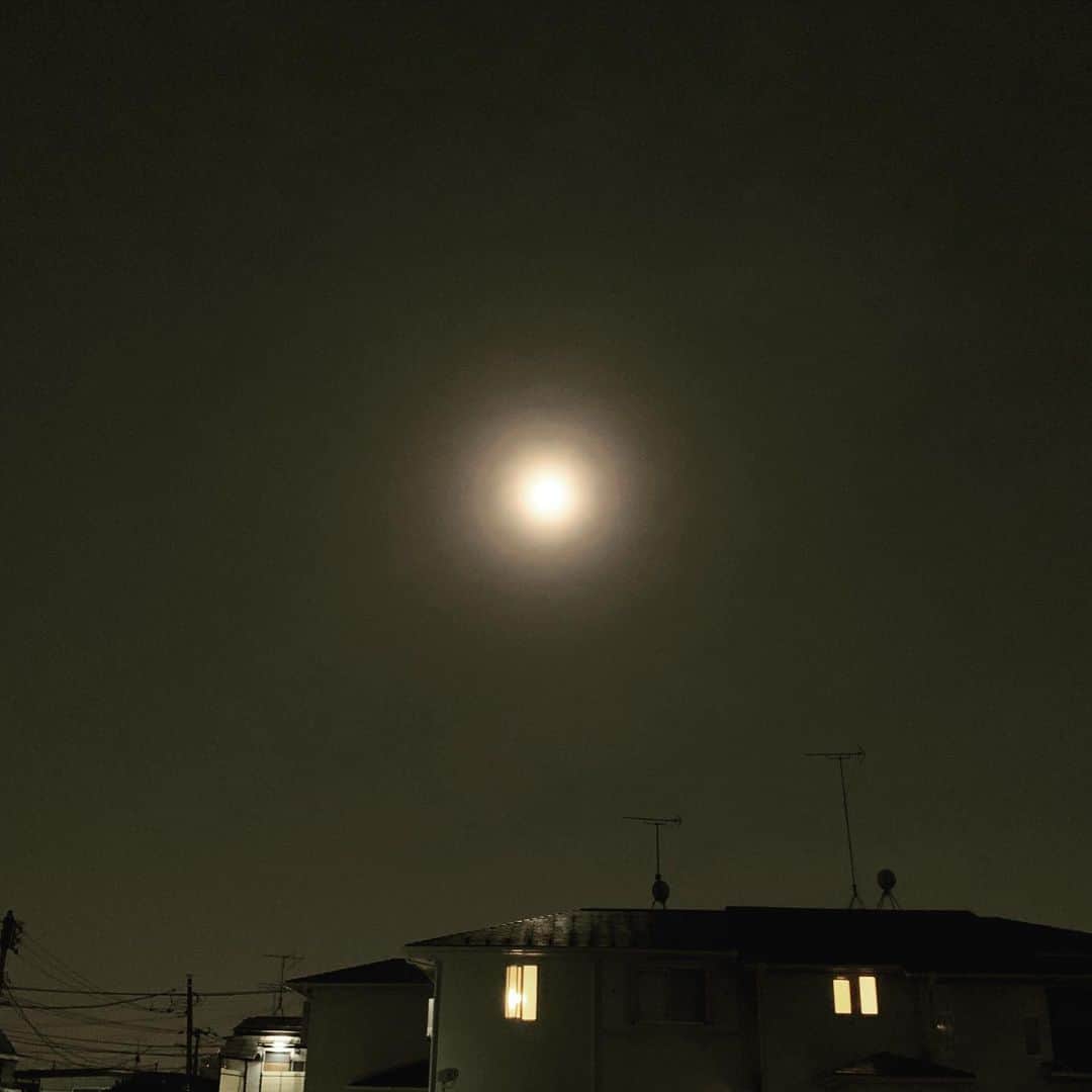 松田岳二さんのインスタグラム写真 - (松田岳二Instagram)「つきかけ  大いなるもの。 月ならば信仰します。 "夜の街"に生きてるからね。」6月6日 2時53分 - cbsmgrfc
