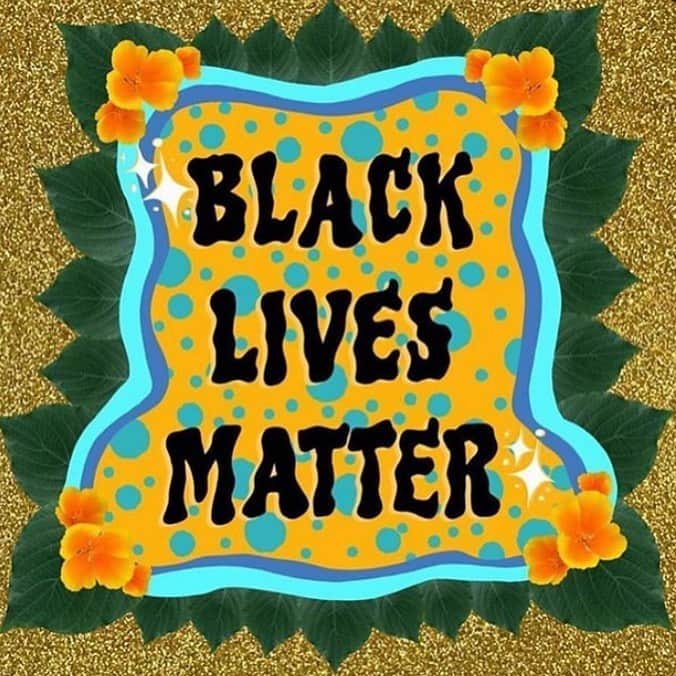 青山テルマさんのインスタグラム写真 - (青山テルマInstagram)「私が連日ストーリーで声を上げ続けた事をこのポストで改めてお話したい🌼 . みんなに何故今世界で色んな人が「black lives matter」と声を上げているかお話します。 . 今アメリカ・世界で起こっている「人種差別・黒人差別」の問題は 長い歴史がある。４００年前からのお話。 けど2020年になった今もこの問題と戦っている人が大勢いる。 . 黒人は産まれてきた瞬間から肌の色が違うからという理由だけで、 絶対バスの後ろに座らないといけない。トイレも水を飲む場所もプールも白人とは別々。 国から入ってくるお金も少ない。住めるエリアも決められてる。教育も受けれない人が多い。渡される教材も違う。レストランも「黒人お断り」というサインが書かれていたり。 産まれてきた瞬間から決められたルール・システムに従って生きてきた。 もちろんそこからはゆっくりと良くなってきたが、 １００年前まで黒人と白人が結婚する事、性的行為も許されて貰えなかった。 . そこから考えたら「今」はましなのかもしれない。 けど未だに「黒人だから」と警察に無罪な人が殺されたり、国から与えられる教育もまだまだだし、お仕事のオファーもやはり白人よりは少ない。…etc . 確かに私達のおじいちゃんおばあちゃんが住んでいた時代よりかは遥かに生きやすくはなっているはず。（そう信じたい）けど未だに、２０２０年、私がこれを書いてる今現在、「差別」に対して泣いてる人がいる。 . “ALL LIVES MATTER”（全ての命に価値はある） 本当はそう叫びたい。そう叫べる地球になってほしい。 けどだとしたら何故黒人だけ同じ自由がないの？という意味で 今は”BLACK LIVES MATTER”とみんな声を上げている。 . これは「トレンド」でも、 私の「信念」でも無く、 「歴史」であり 「真実」なんです。 . 私は1/4黒人　3/4日本人です。 アメリカでも日本でも差別を受けてきました。 日本に居た時は「国に帰れよ」と電車の中で叫ばれるのなんて日常茶飯事だったし、 親戚にも「テルマは黒人で、ブスやし、将来どうすんねん」と言われたのも鮮明に覚えている。 （今は黒人でブスな私も夢を叶えれたからその親戚とは仲良くしているけどねw。強くしてくれたのも事実だし。） じゃーアメリカに行ったら私は「アジア人」だからFOB(アジア人に対しての差別用語）と叫ばれる。 . 私が言いたいのは私がどれだけ傷ついてきたかではない。 私は一度も自分を「可哀想」だって思ったことは無い。 . けどこの「黒人差別」のニュースを見ると悲しくなるし、今はスマホやsnsがある時代だから声を上げて、ちょっとでも歴史が変わったら最高だし、 知らないみんなにちょっとでも理解して貰えたらすっっごく嬉しいと思ってこれを書いてます🌎❤️ 「ここに寄付して」「これをサインして」とも言わない。 ただ自分を教育するのは何歳であっても大事な事：） だからちょっとでも考えてみたり、調べてみたり、誰かと話し合ってほしい。 私ももっと勉強する❤️ . 「日本にいるから関係ない」では無く、みんなが今聴いてる音楽、ファッション、ヘアスタイル、アートも辿ったら全てブラックカルチャーから来ているの。 だから「関係無く」は「無い」。 . これを読んでるあなたの肌の色も、住んでる国も関係無く、みんな地球人だから。 きっと先祖を辿ればあなたも私も兄弟だから。 ♡ I LOVE YOU SO MUCH. 🌎❤️✊🏿✊🏾✊🏽✊🏼✊🏻✊❤️🌎 愛の方がうるさい世界にしよう . Ps コメント欄は閉じてます。それは私に伝えたい気持ちを身近の友達や家族とシェアして欲しいからです❤️ Educate yourself&others. Think about it.」6月5日 21時29分 - thelmaaoyama
