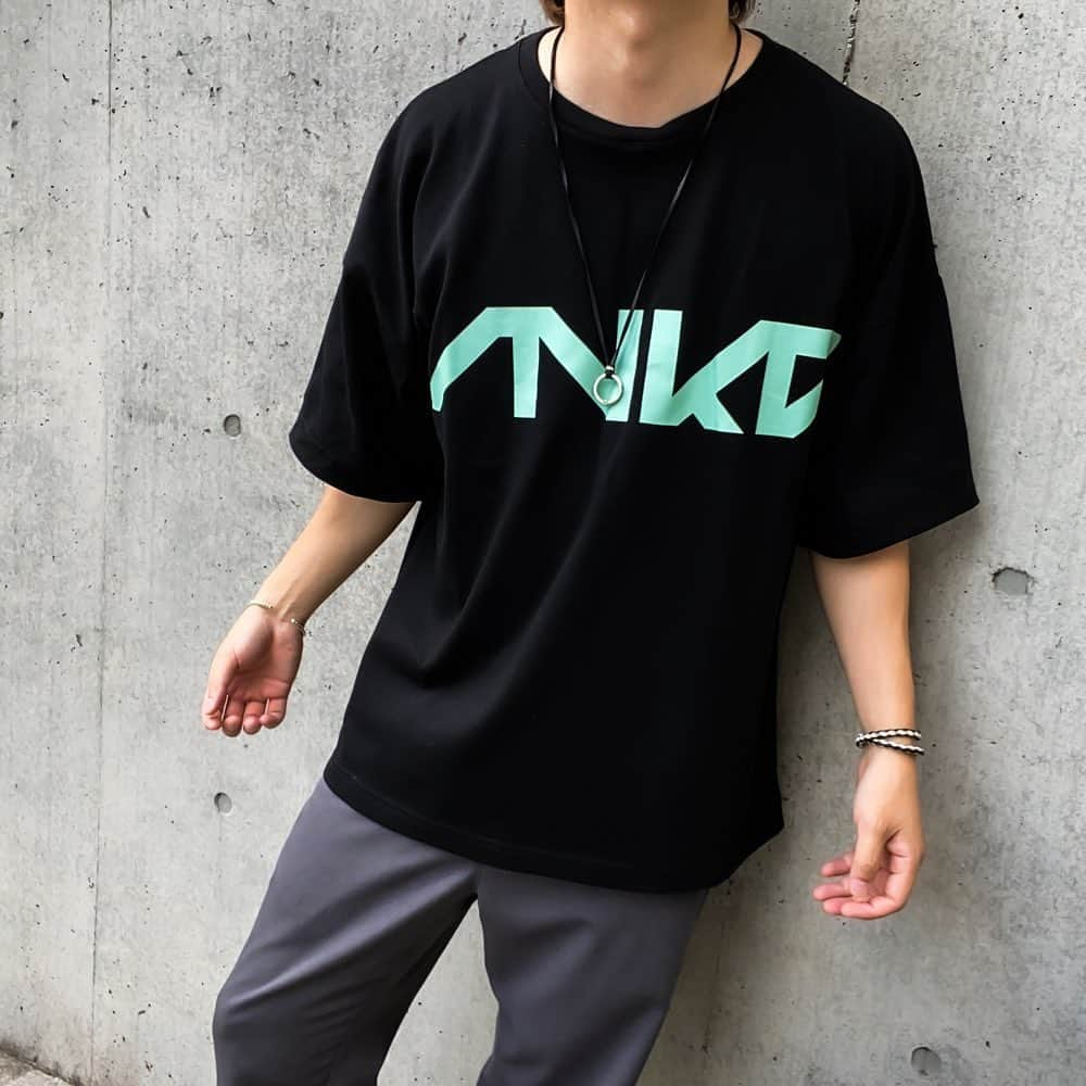 れいたのインスタグラム：「LAME T-SHIRT 20 / BK VINTAGE T-SHIRT 20 / WH 172cm 68Kg 着用サイズはLです。 この2種類はサイズ感や形は同じです。 黒の方は後ろの星だけラメ仕様になってて、ほんのり輝く感じです。 欠けた星でも光るんです、と言いたい。 白の方はバックに大きくプリントされてひび割れた感じのペイントになってます。 Mサイズだと160cmないぐらいの人が着て俺の着てるサイズ感と同じぐらいに見えるかと思います。 #reita #snakedlows #tshirt」