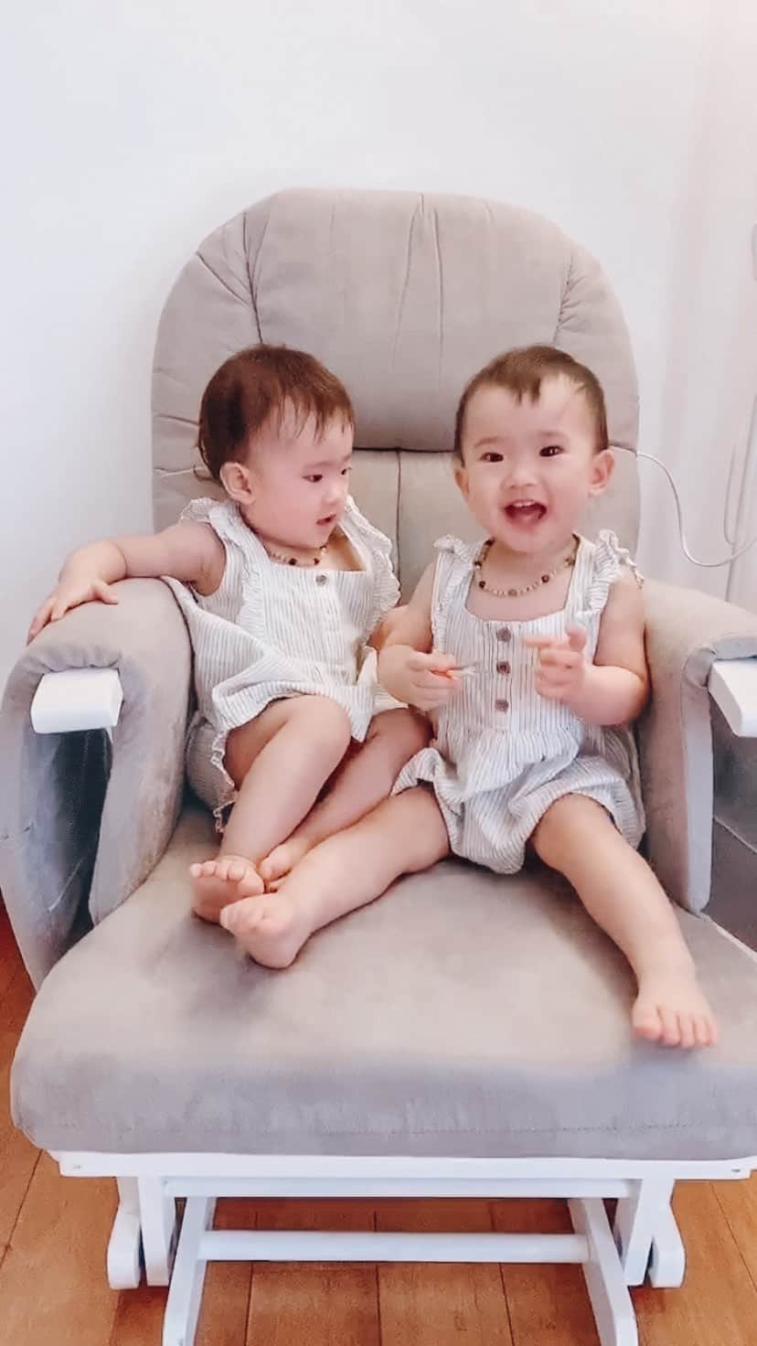 ジェシカ・ヤマダのインスタグラム：「Love you girls so much @jessbebes 🥰🥰🥰 . Masih bisa pake baju cantik dari aunty @mariakarinaa nih, yang lain banyak yang udah kekecilan 😹💞 . #jessbebes #lifewithtwins #15monthsold」