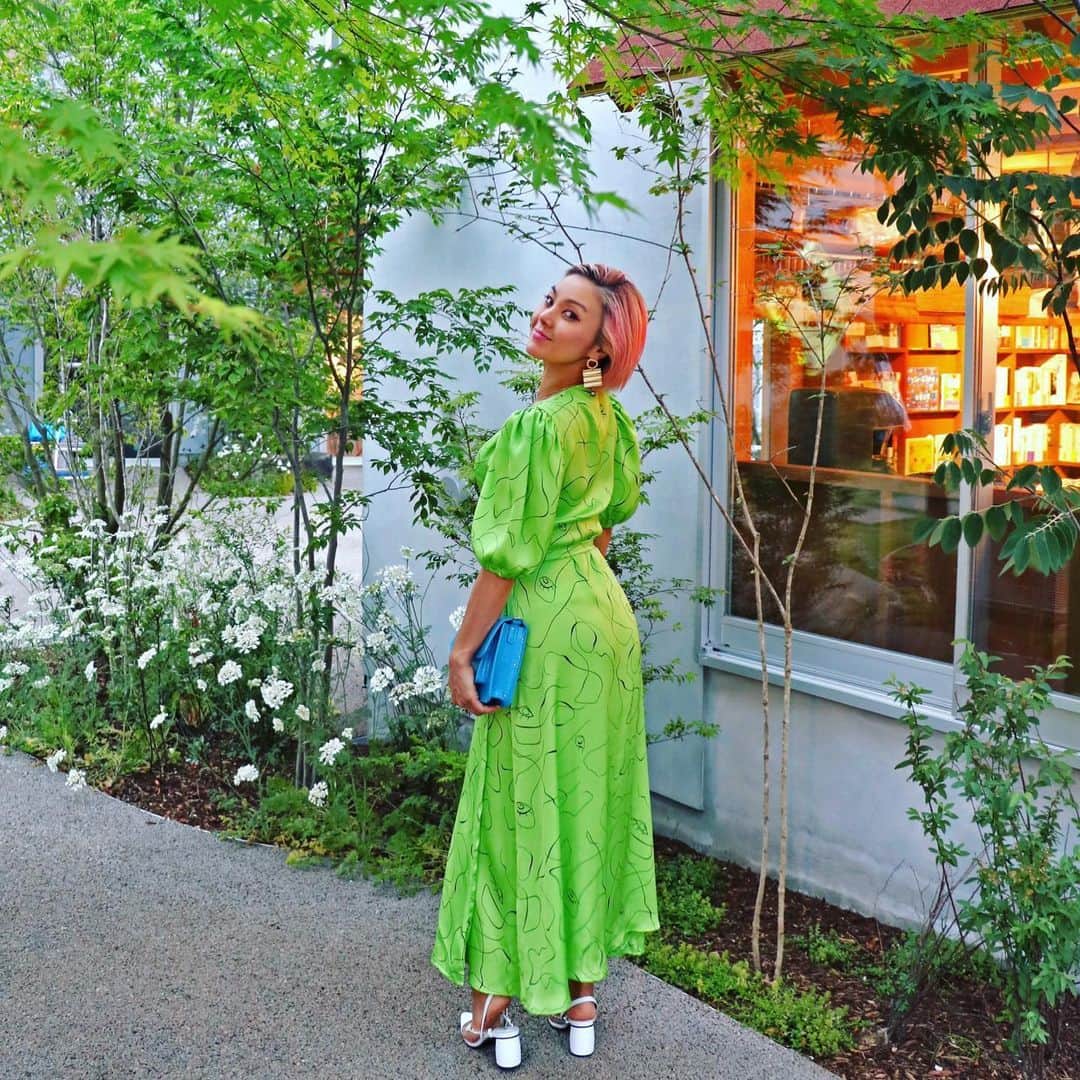 Nazukiのインスタグラム：「💚ℍ𝕒𝕡𝕡𝕪 𝔽𝕣𝕚𝕕𝕒𝕪 💚﻿ ﻿ 6月に入り、少しずつですが新しいライフスタイルがスタートしました🌟﻿ ﻿ オシャレして出かけるのも久々にできて、テンション上がる☝🏻🥰﻿ ﻿ 人と会ってテンション上がる☝🏻🥰﻿ ﻿ 来週以降からスタジオレッスン再開して行こうと思います😊✌ ️ ﻿ ﻿ そして、6/6 射手座♐️満月🌕です✨﻿ ﻿ パートナーシップ、男女関係、人間関係、変わるかも☝🏻 ﻿ ﻿ 6月から、チャクラや自己肯定感の高め方など、奥深く勉強したくて、講座を受けてます✨﻿ ﻿ すごーく楽しい💕﻿ ﻿ #mylife #fashion #fashionmama ﻿ #ghospell #happy #happylife ﻿ #オシャレ　#お出かけ　#ワンピース　﻿ #june﻿」