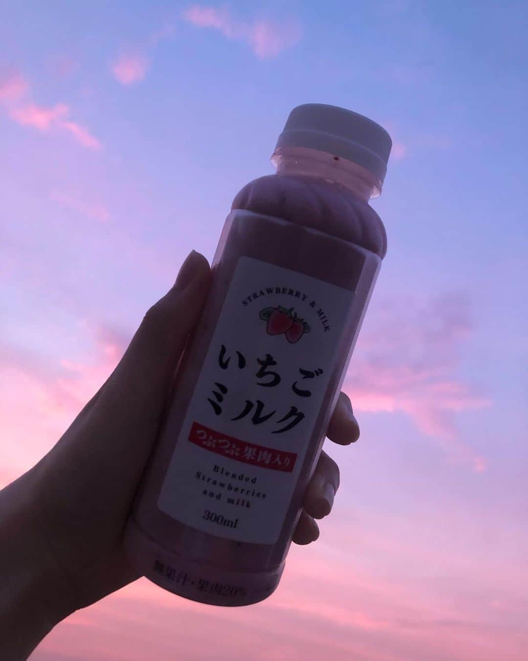 吉田莉桜さんのインスタグラム写真 - (吉田莉桜Instagram)「初めて飲んだけどめっちゃ美味しかった。 ・ ・ #いちごみるく #苺ミルク」6月5日 21時26分 - yoshida_rio_official