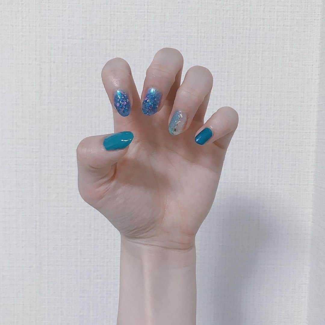 三田麻央のインスタグラム：「⤵︎ ︎のインスタライブで塗った完成形💅🏻😁 青っていいよねって気持ちで塗ってたらギラギラになってもた😅💙🐬 #セルフネイル」