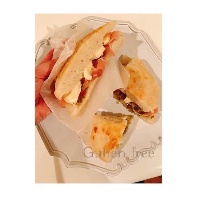 前田ゆかのインスタグラム：「今日もフライパンでパンを焼きました。 中に挟んだのはピクルス、生ハム、カマンベールチーズ。WINEと合わせてマリアージュ✨今週も皆さんお疲れ様でした！家族にも自分にもお疲れ様🤍  #新しい日常 #みんなでお疲れさま #gultenfreepan #gultenfree #まだ研究中 #新なスタートの金曜日 #ホッとする週末 #焼いたらすぐなくなる #maeyukareshipi」
