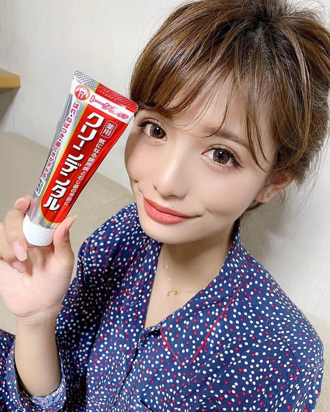 伊藤実祐さんのインスタグラム写真 - (伊藤実祐Instagram)「. . みんなこれ知ってる... ？ まずい歯磨き粉で有名なクリーンデンタル🌿 まちこも紹介してて、みゆも気になっててん🤭 . まずいって言うても、歯磨き粉な訳やし？ みんな大袈裟やろ😏って思っててんけど... . これは、あかんやつやった ... （笑） 口に入れた瞬間『 っおぇぇえぇーー 』って叫んだわw しょっぱいと言うか、薬っぽいというか、、 表現出来んけど、まずいのひとこと🥶🥶🥶 . でも3日は使ってみてとのことで 吐きそうになりながら3日間耐えました🤮（笑） . . したら、やっぱ慣れって凄いな、、！ クセになってる😳www . むしろ、歯磨き後の口内環境最高すぎる💓 こんなにもつるつるなるかーってぐらい歯つるつるなるし、 息スッキリ🤩すばら👏🏻!! . . あんだけ、まずい！無理！って思ってたのに 今やこれないと不安な自分さえおる🥺💦 . ほんま慣れって怖い😳♡ . . なんせ、まずいと思っても3日間耐えてみて（笑） . その先に耐えた人しか感じられへん感動があるから🥳👐🏻← . . #PR #クリーンデンタル #歯磨き粉 #まずは3日間 #まずい歯磨き粉 #オーラルケア #口臭ケア #歯磨き #口臭 #1週間後にはヤミツキ #癖になる歯磨き粉 #パジャマ #おうち時間 #ルームウェア #アイメイク #マツエク #カラコン #伊藤実祐 #いとうみゆ #みゆちゃい . . これ使ってる人おるかな... ？ .」6月5日 21時31分 - miyu.61