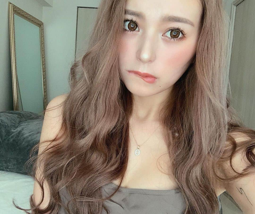 のインスタグラム：「お出掛けしてないから 自撮りばっかでごめんダヨ🤣🤣🙏🏼笑  明日の夜8時ごろ、ライブするね♡ #l4l#l4like」