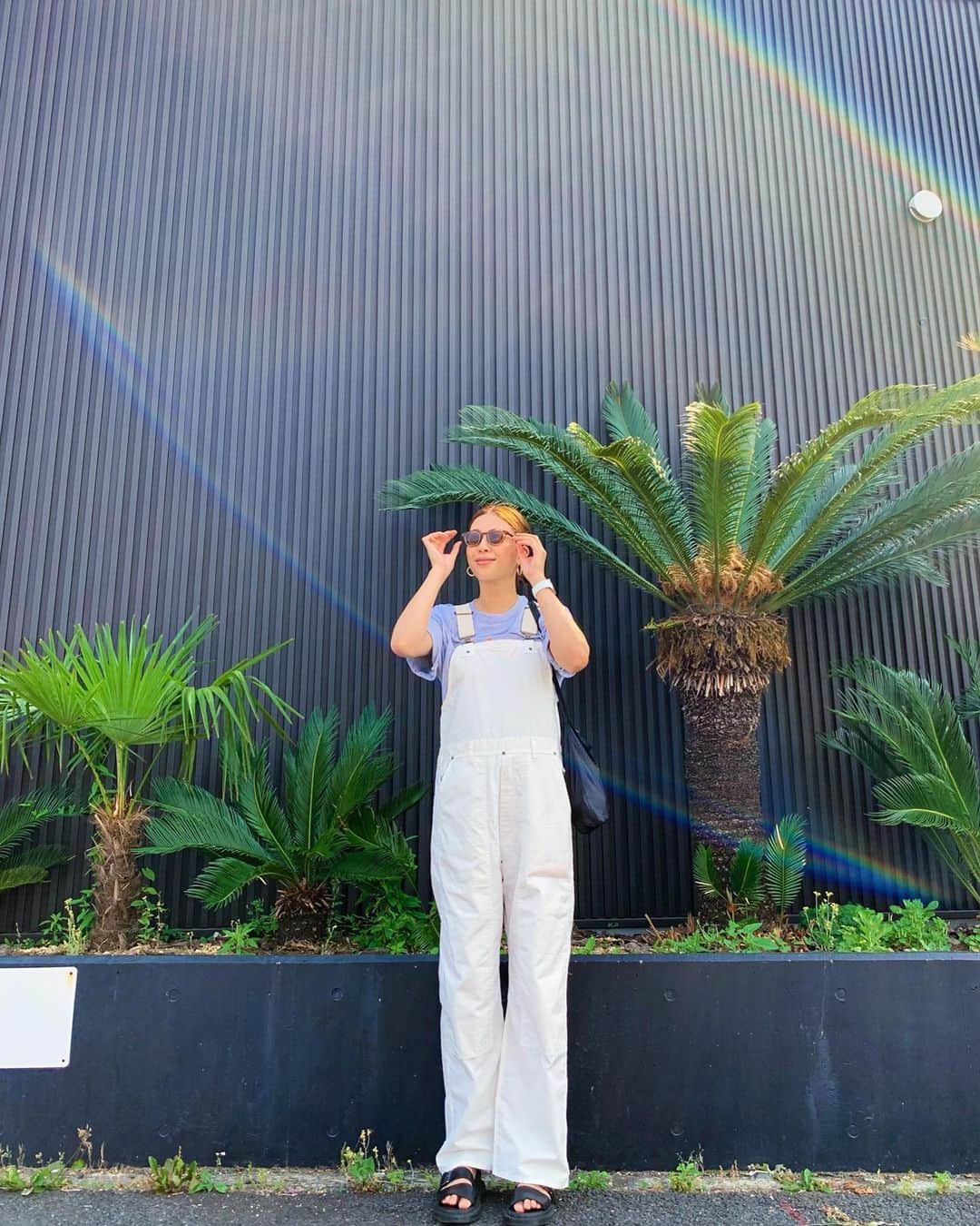 吉田夏海さんのインスタグラム写真 - (吉田夏海Instagram)「光が虹になったよ🌈✨🌈✨🌈﻿ ﻿ 夏になるとホワイトコーデしたくなる🤍🤍🤍﻿ ﻿ ホワイト×グレーの組み合わせが好き🤩﻿ ﻿ #rainbow ﻿ #white﻿ #summer﻿ #fashion ﻿ #ootd」6月5日 21時47分 - natsumiiiiiiiiiii