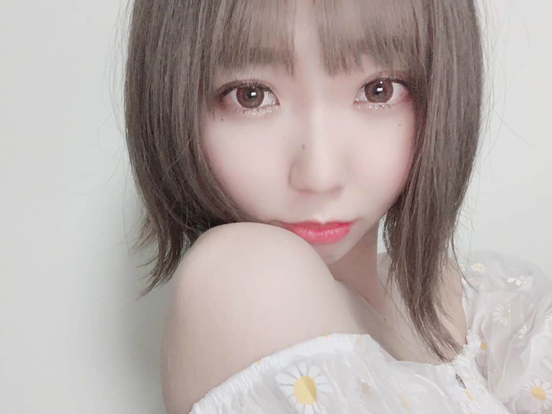桑名利瑠のインスタグラム：「. . . 3ヶ月振りの❤︎💇‍♀️ 髪色も髪型も好き！ 対策も凄く徹底していて素敵な美容院でした💇‍♀️ ありがとうございました😊！！ . . . #美容院 #fashion #hairstyle #haircolor #アッシュベージュ #change #haircut #ショートボブ #外ハネボブ #ミルクティーベージュ #selfie #selca #makeup #make #code #instalike #instafashion #instagood #instapic #outfit #outfitoftheday #photooftheday #photo #花柄 #followｍe #followforfollowback #l4l #아이돌 #모델 #패션」