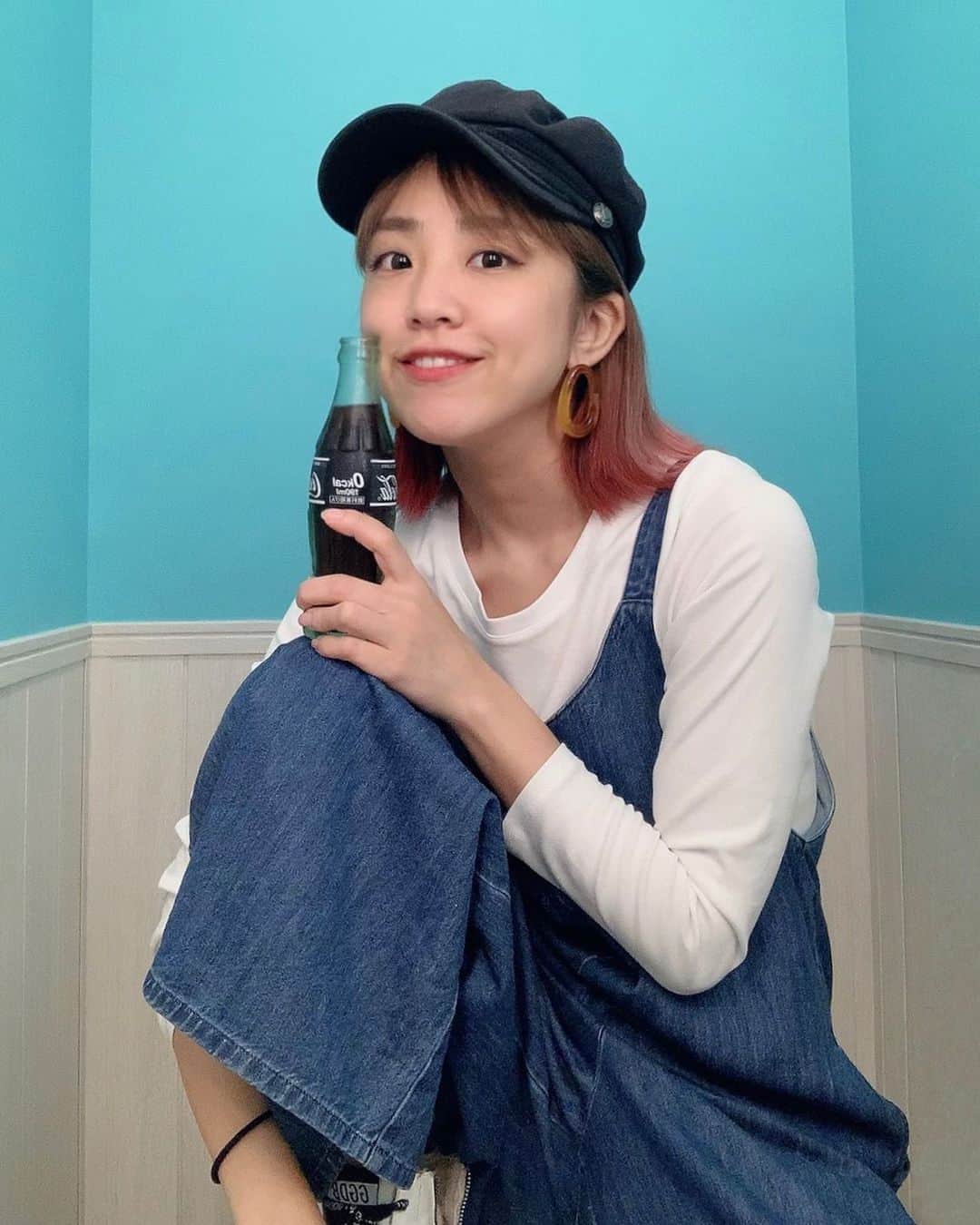 本橋優華のインスタグラム：「永遠の憧れティファニーブルー、の壁 は姐さんのカフェです。 暑いですね。 久々にわくわくした。  #waになっておどろうプロジェクト 最強♡ #tiffanyblue#goodtime#なんかもってる」