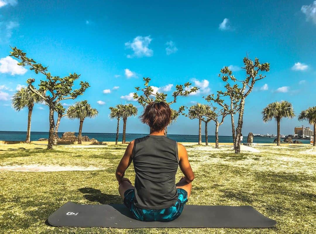 安藝正俊のインスタグラム：「: Training Life ビーチトレーニングは最高に爽快🤙  たくさんの仲間と トレーニングできる日を楽しみに 今はしっかりと準備💪 : #沖縄 #沖縄移住 #沖縄生活 #筋トレ #トレーニング #ワークアウト #フィットネス #ビーチ #ビーチトレーニング #ストリートワークアウト #ファンクショナルトレーニング #海のある生活 #自然のある暮らし  #okinawa #dayoff #workout #streetworkout  #fitness #fitnesslife  #training  #trainingday  #beachlife  #oceanlife  #sealife #photojenic」
