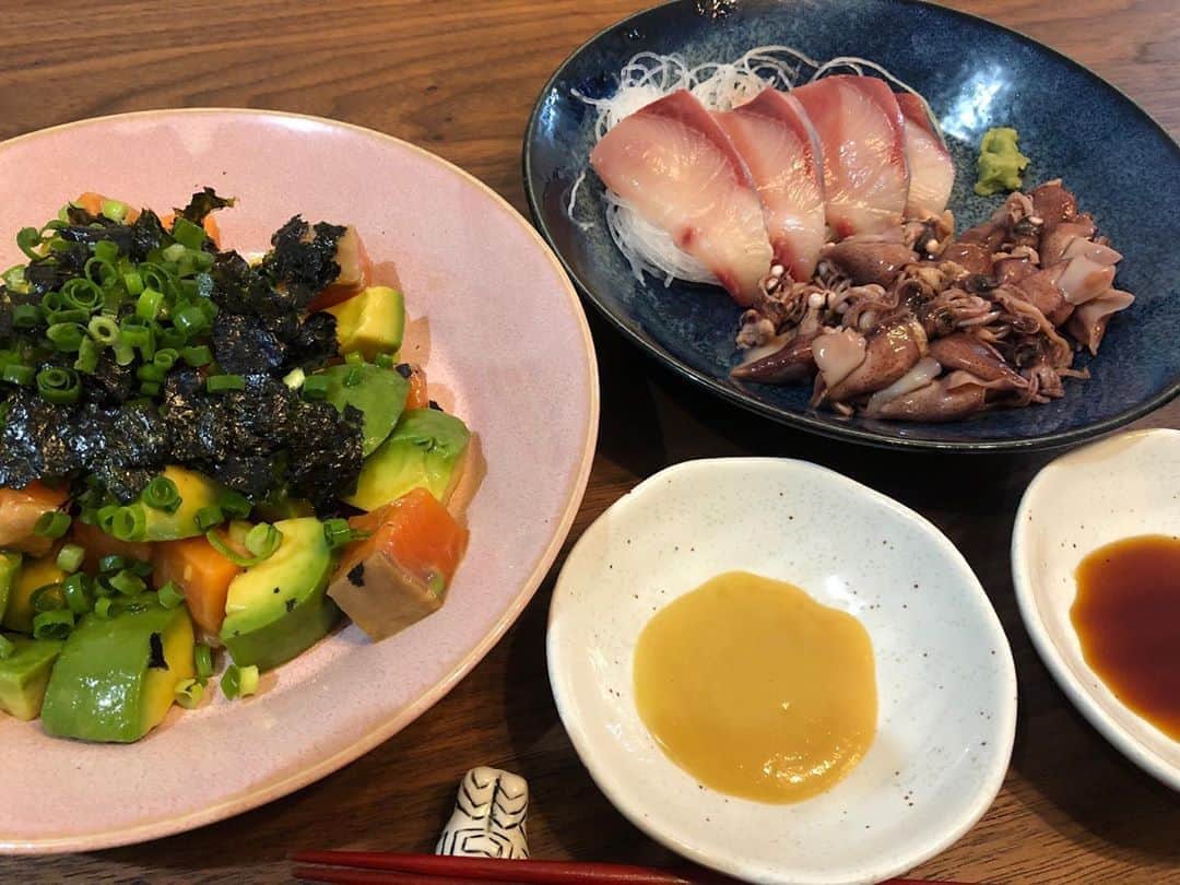 南海キャンディーズ【公式】のインスタグラム：「ポキ　アンド　オサシミ」
