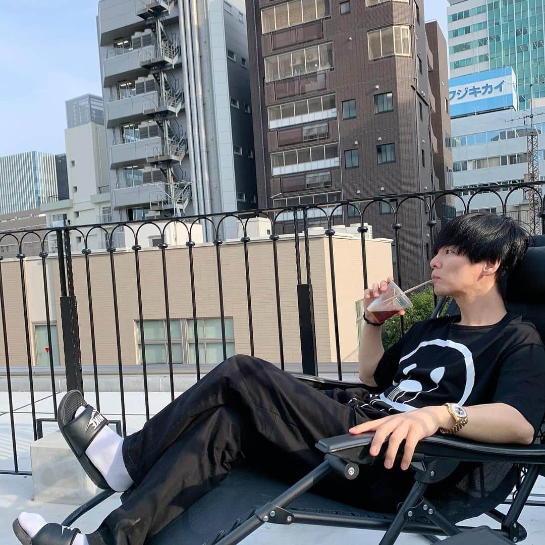 のインスタグラム：「世界で色々起きてる そして日本でもみんなが知らないやばい事がたくさん起きようとしてる これは何のメッセージなのか…  何とかなるという思考では 後悔する時代が来ようとしてる…  何ともならない前に 1人でも多くの人が気付き行動する 自分の国の未来を真剣に考え意見する時代が来てほしいです。  国民が選んだ政治家ではなく 選ばなかったから組織票の政治家です。 残念ですが、 今の総理は国民の命より お金を中抜きする事しか考えれないみたいですコロナ関連だけでも〇〇〇億円を仲間で分けてます。 僕たちには政治家を監視する義務みたいなものがあります。 監視しないから好き勝手し放題👀 皆さん 次の選挙は必ず行ってほしいです  #政治を楽しく話せるような時代が来てほしい #みんなが自由で幸せでいてほしい #屋上で考え事 #こんな投稿ですいません」