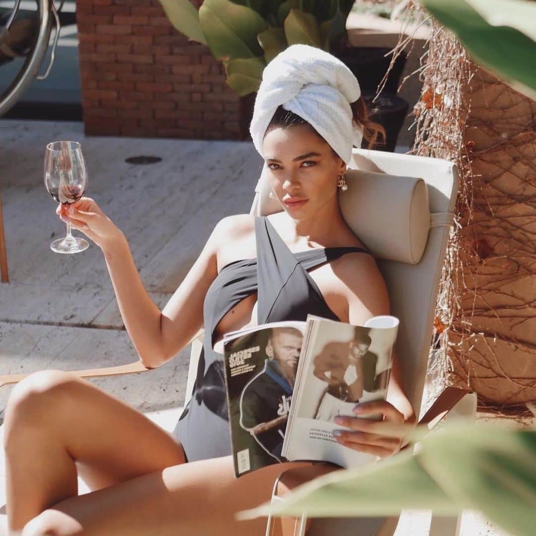 ジョアナ・サンスのインスタグラム：「🍷”Siempre diva nunca indiva” 💎 @angelysbalek 👙🦄 *Photo by @danialves 🤪 #angelysbalek #ABwomen #ABpostcard」