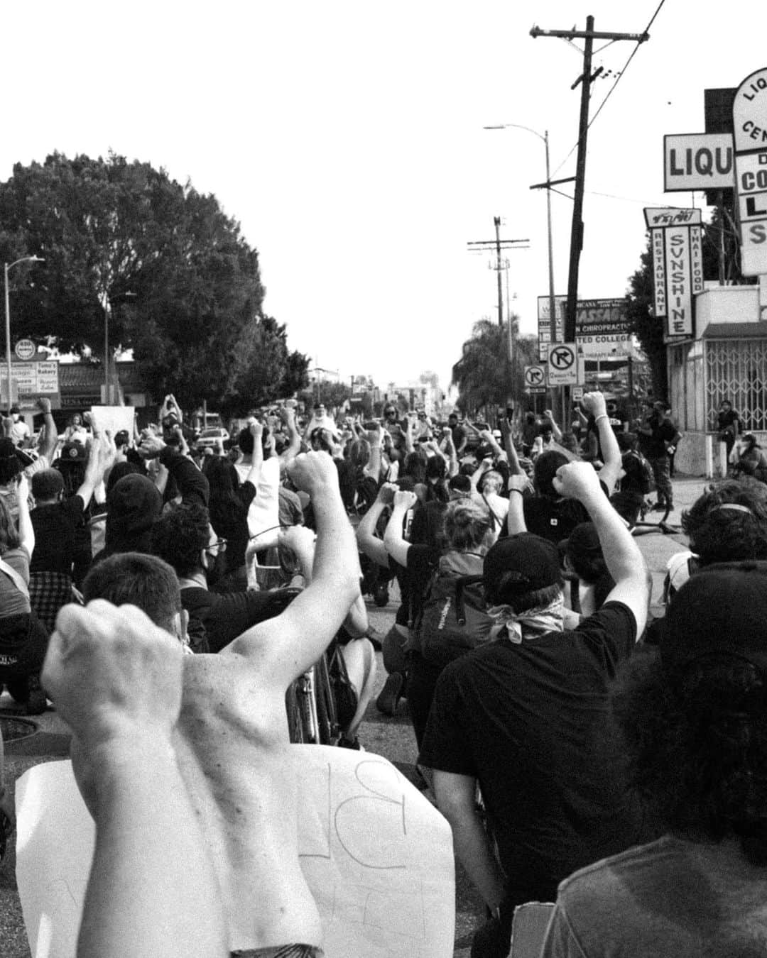 LOVE MAGAZINEさんのインスタグラム写真 - (LOVE MAGAZINEInstagram)「A look at the #BlackLivesMatter protests in New York City and Los Angeles, through the lenses of @shotbylacruz and @rowanpapier. With the protests now entering their 10th day, and the participation of 50 states and 18 countries, the recent protests are now the largest civil rights movement in world history. It is no longer enough to be ‘non-racist’, we need to be actively ‘anti-racist.’ Head over to thelovemagazine.co.uk to see more imagery and read up on ways to help end systemic racism.」6月5日 21時50分 - thelovemagazine