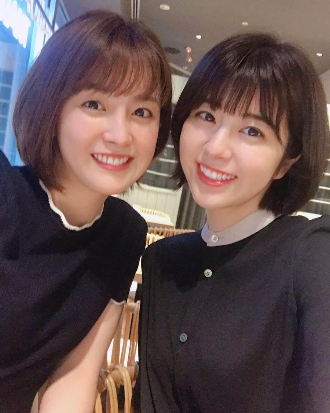 森山るりのインスタグラム：「. 今までずっと隠していましたが… . 実は、私と宮司愛海は双子なんです。 . .  と言えちゃうくらい似てないですか？😂笑  入る予定じゃないお店をチラッと見ていたら、 とても見覚えのある人が！！ まなみんもたまたま通りかかったらしく、 奇跡的に会えて運命を感じました笑  @osanairyo さんにちょうど髪を切ってもらったので、 髪型もそっくりに🥰幸せなひとときでした〜 #宮司愛海 アナ #お友達8年目突入 #動画すっぴんですみません」