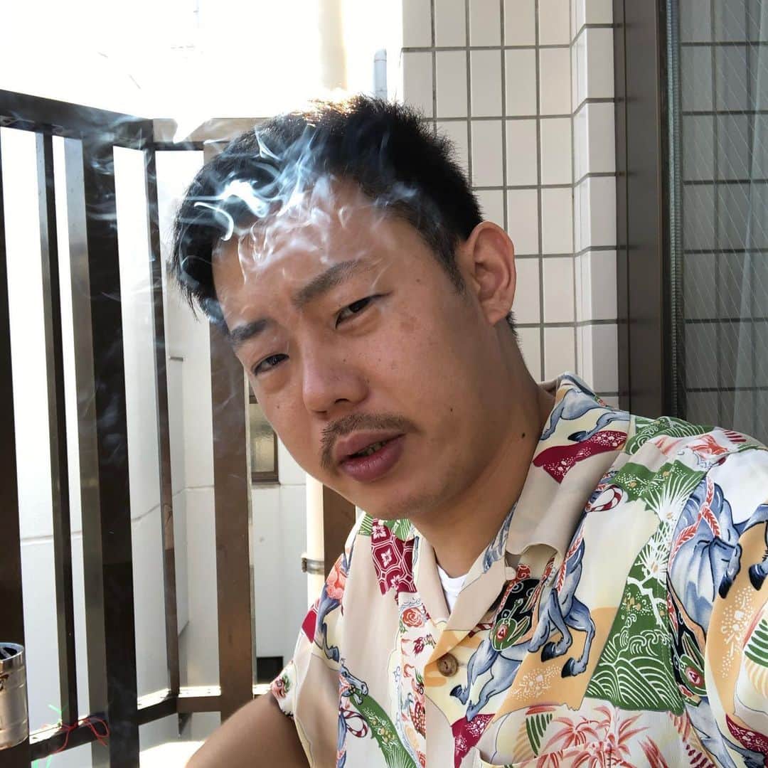酒井尚さんのインスタグラム写真 - (酒井尚Instagram)「いよいよアロハな季節がやってくる。  #アロハ #アロハシャツ #常夏 #sunsurf」6月5日 21時52分 - sakai__takashi