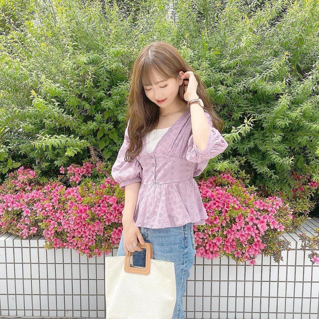 のインスタグラム：「ㅤㅤㅤㅤㅤㅤㅤㅤㅤㅤㅤㅤㅤ ㅤㅤㅤㅤㅤㅤㅤㅤㅤㅤㅤㅤㅤ ㅤㅤㅤㅤㅤㅤㅤㅤㅤㅤㅤㅤㅤ #ootd ㅤㅤㅤㅤㅤㅤㅤㅤㅤㅤㅤㅤㅤ 気付いたらぜんぶ同じポーズだった🤣🤣🤣( 笑 ) ㅤㅤㅤㅤㅤㅤㅤㅤㅤㅤㅤㅤㅤ 髪の毛本当はハーフお団子にしたかったけど 時間なくてできなくてボサボサ😭💭 湿気がすごい最近は癖毛にはつらい... 🥺༳ ㅤㅤㅤㅤㅤㅤㅤㅤㅤㅤㅤㅤㅤ ㅤㅤㅤㅤㅤㅤㅤㅤㅤㅤㅤㅤㅤ 女の子らしくも大人っぽくも着れる @fifth_store の #コットンレースウエストマークブラウス ㅤㅤㅤㅤㅤㅤㅤㅤㅤㅤㅤㅤㅤ ウエストマークされてるから スタイルアップしてくれるし 今回はGUの神デニムととトートバッグで 少し大人カジュアルめに👖 ㅤㅤㅤㅤㅤㅤㅤㅤㅤㅤㅤㅤㅤ ㅤㅤㅤㅤㅤㅤㅤㅤㅤㅤㅤㅤㅤ ❤︎ tops : #fifth ¥6039 ❤︎ pants : #gu ¥1089 ❤︎ bag : #gu ¥1990 ㅤㅤㅤㅤㅤㅤㅤㅤㅤㅤㅤㅤㅤ ㅤㅤㅤㅤㅤㅤㅤㅤㅤㅤㅤㅤㅤ ずっとおうち時間過ごしてたけど 6月からハードスケジュールで 反動がすごい...まだまだ気をつけながら 明日も頑張ります✊❤︎ ㅤㅤㅤㅤㅤㅤㅤㅤㅤㅤㅤㅤㅤ 今日も1日お疲れ様でした🥰！ ㅤㅤㅤㅤㅤㅤㅤㅤㅤㅤㅤㅤㅤ ㅤㅤㅤㅤㅤㅤㅤㅤㅤㅤㅤㅤㅤ #低身長コーデ#153cmコーデ#fifthtl#プチプラ#ブラウス#カジュアル#パンツコーデ#フィフス #harucd ㅤㅤㅤㅤㅤㅤㅤㅤㅤㅤㅤㅤㅤ」