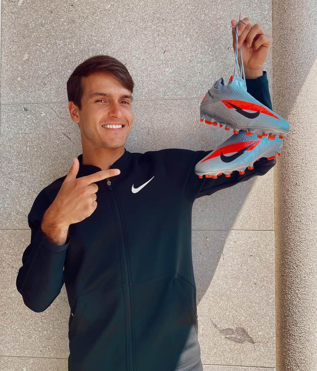 デニス・スアレス・フェルナンデスのインスタグラム：「8 days to go🔥  #NikeFootball #NeighborhoodPack #Nikephantom #TeamNike @nikefootball」